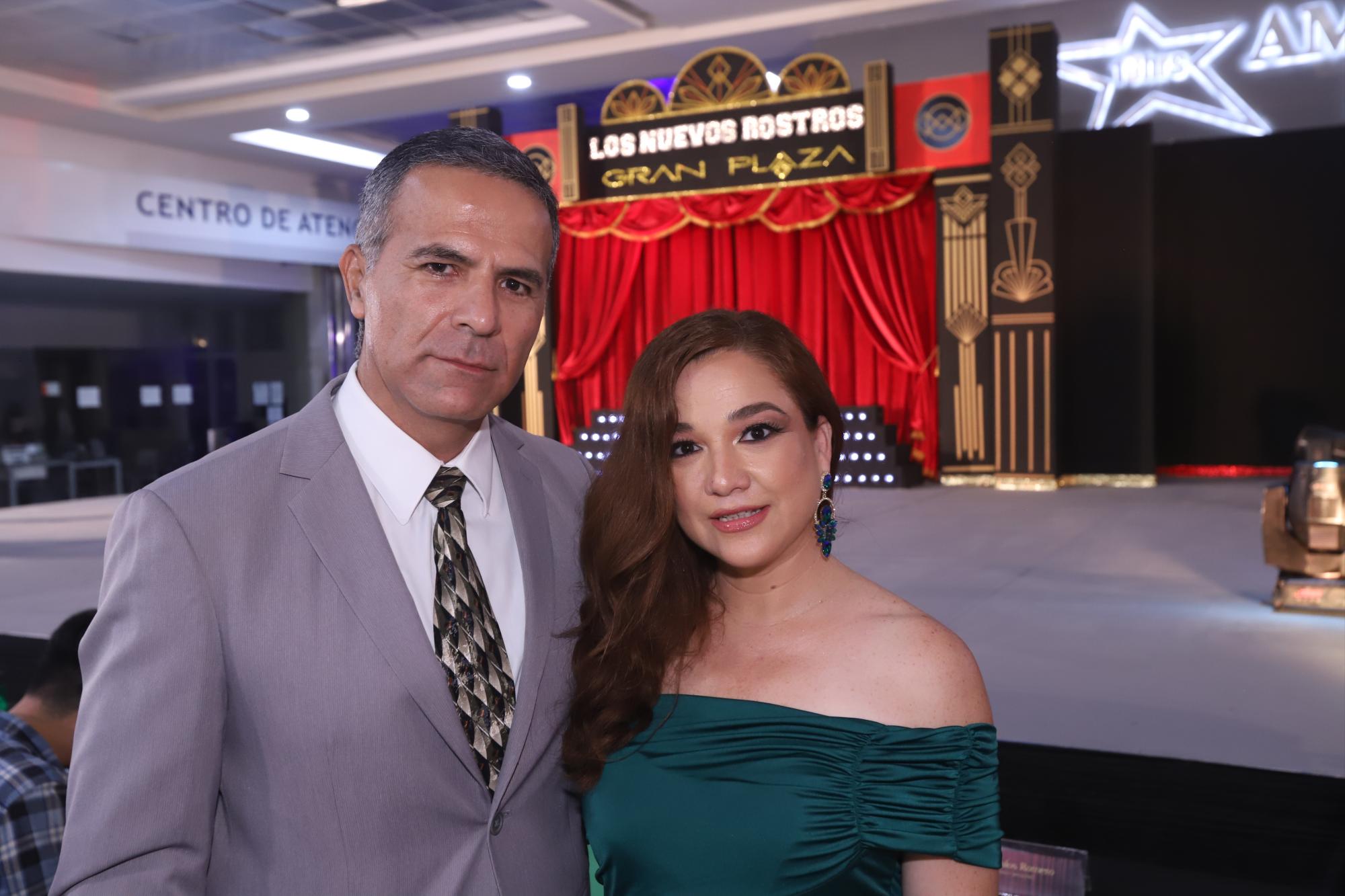 $!Israel Sandoval y Adriana Osuna, hicieron la entrega de los premios a las ganadoras.