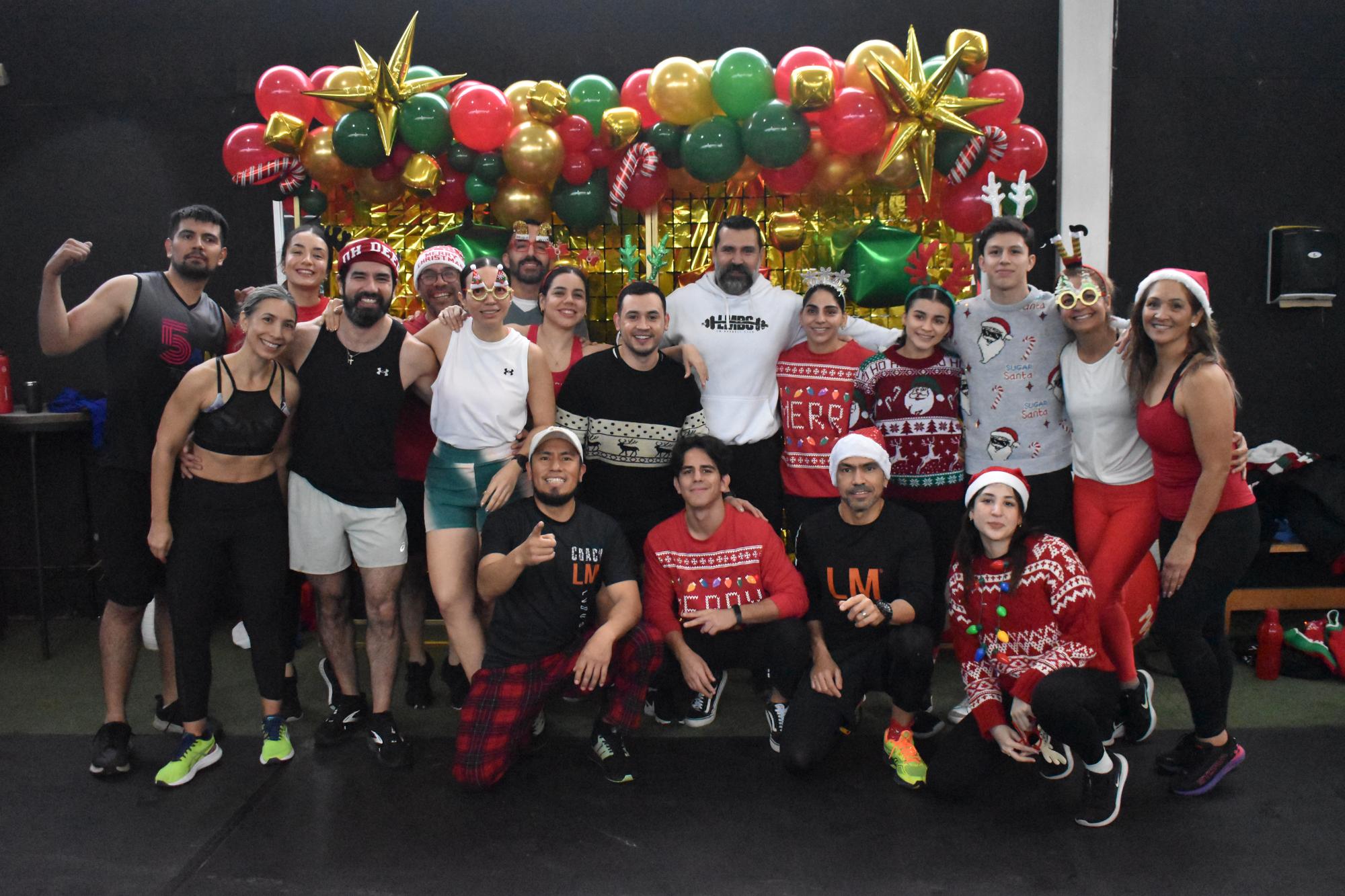 $!Clientes y coaches se reúnen la víspera de Navidad para disfrutar de un buen entrenamiento.