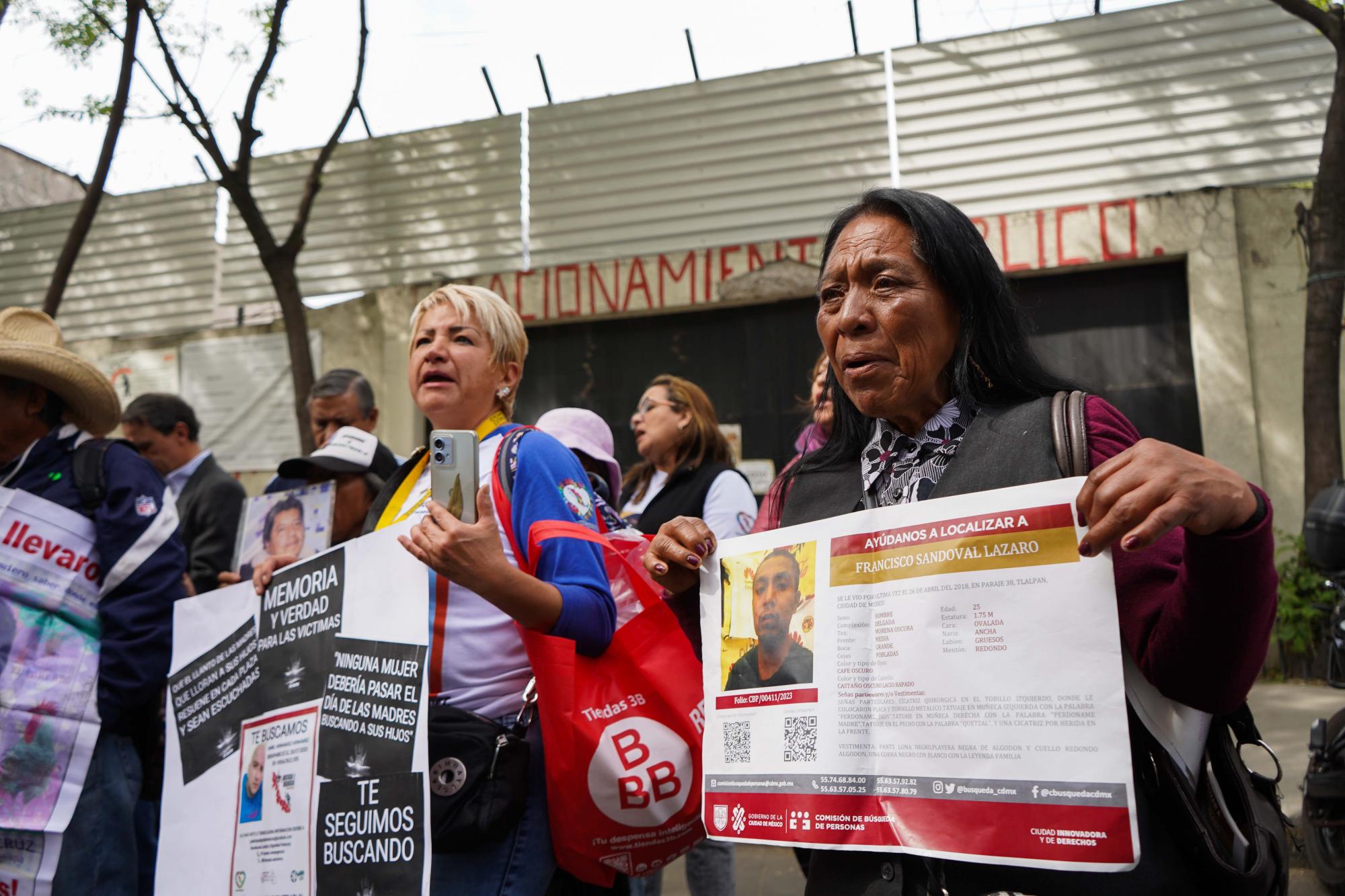 $!Familiares de personas desaparecidas han llevado a cabo protestas, como esta organizada en enero frente a la Segob, por la falta de claridad en el censo impulsado por López Obrador.