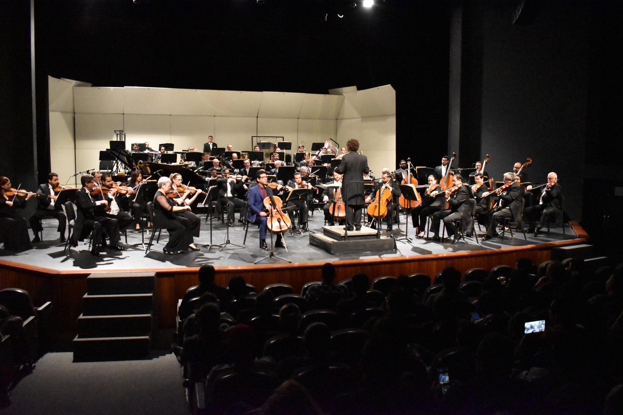 $!Brilla César Bourguet durante su concierto de Cello en Culiacán