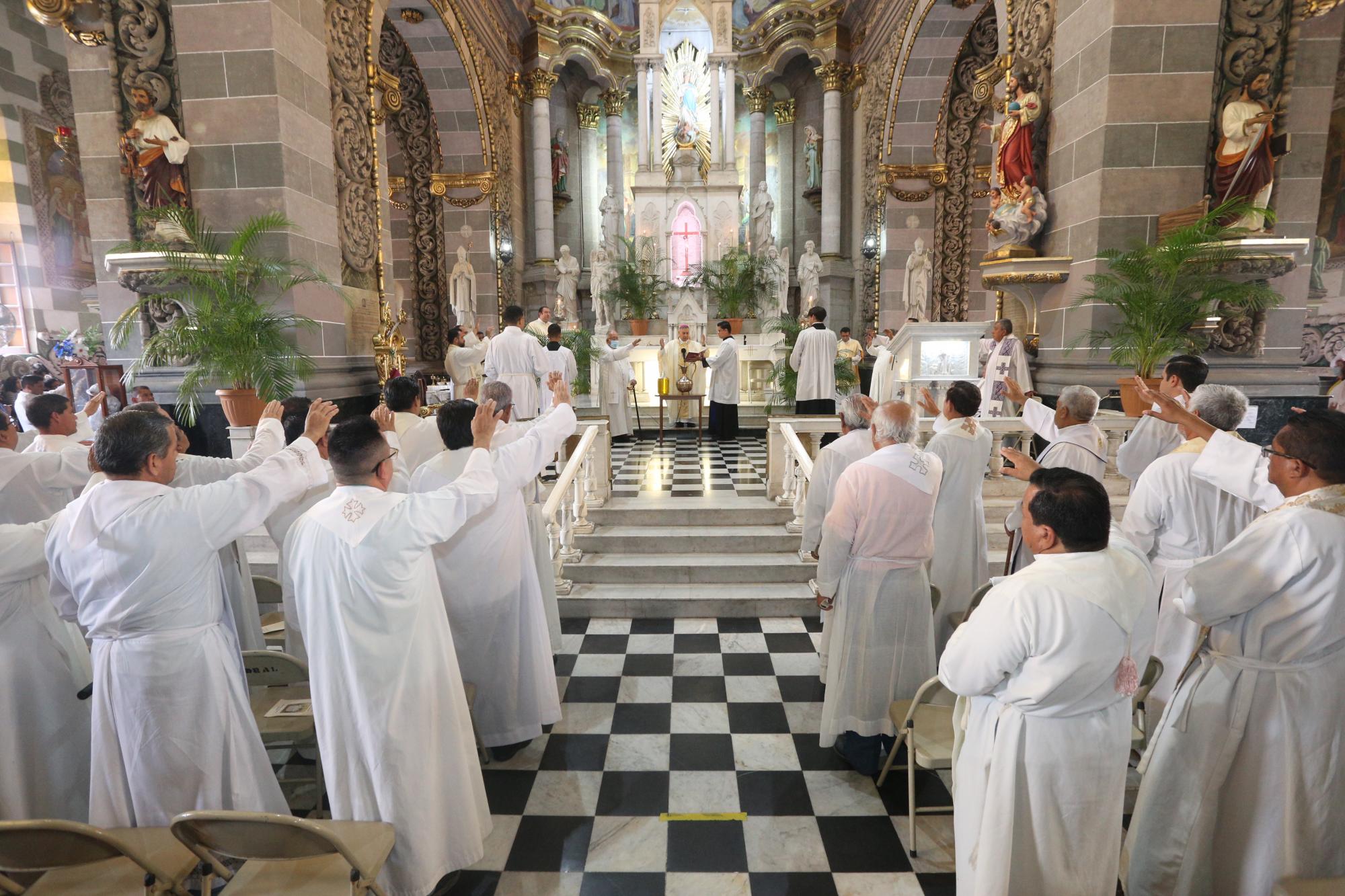 $!Los sacerdotes al momento de bendecir los Santos Óleos.