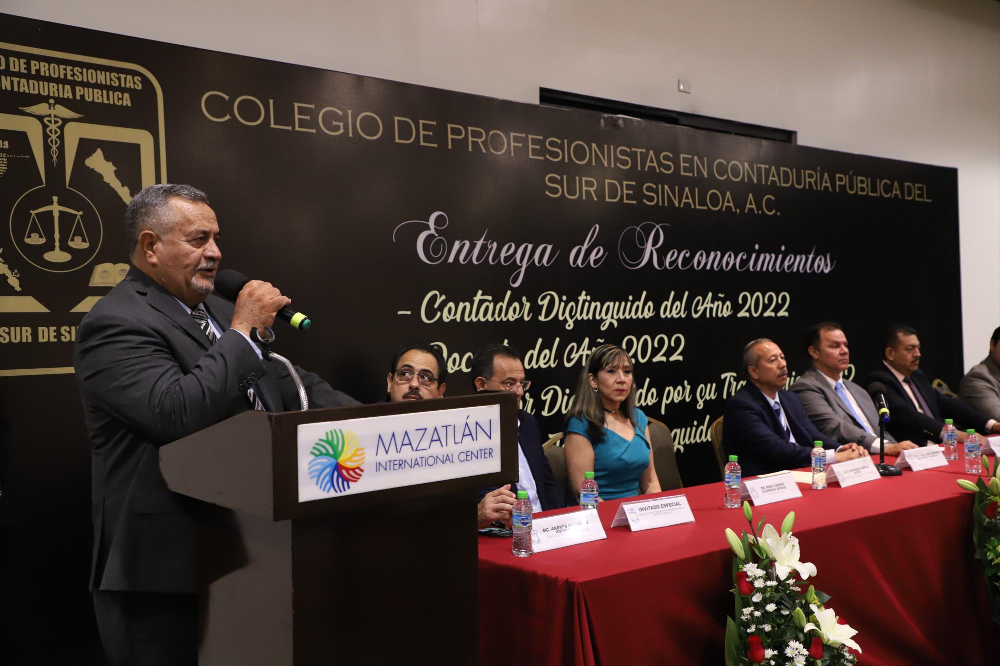 $!Quinardo García Acedo, presidente del Colegio, expresó unas palabras a los presentes.