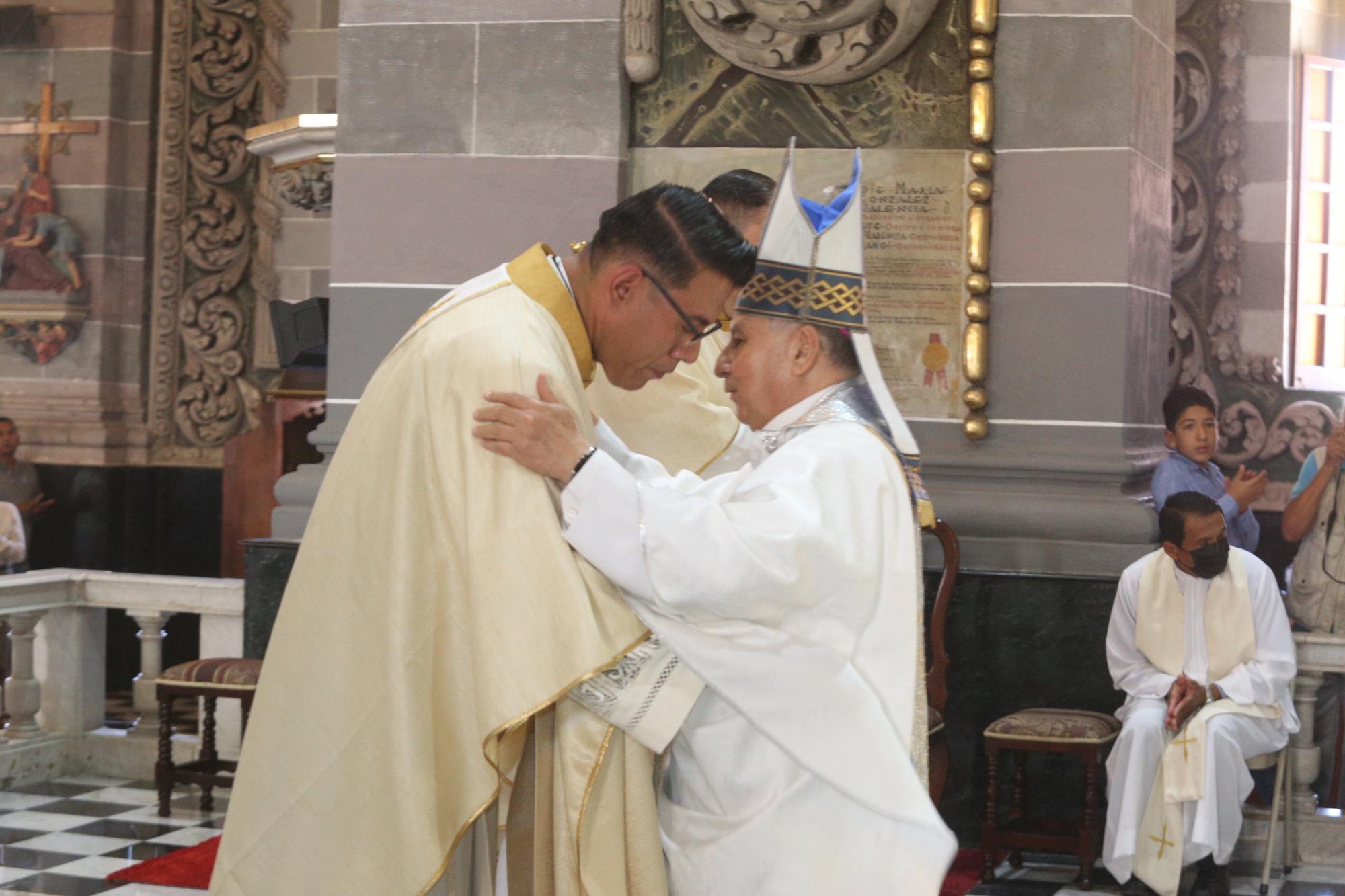 $!El Padre Julio César Hernández Alcaraz recibe también un abrazo de felicitación del Obispo.