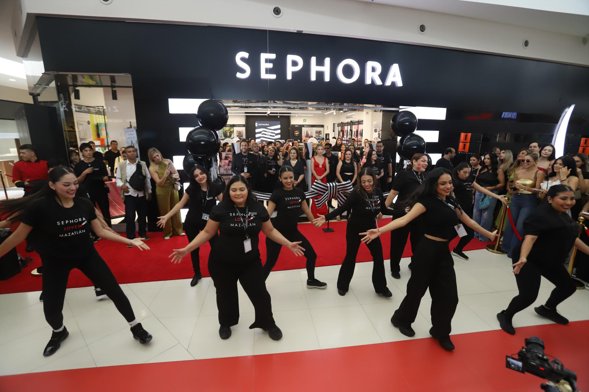 $!Previo al corte del listón, el staff realizó unas coreografías.