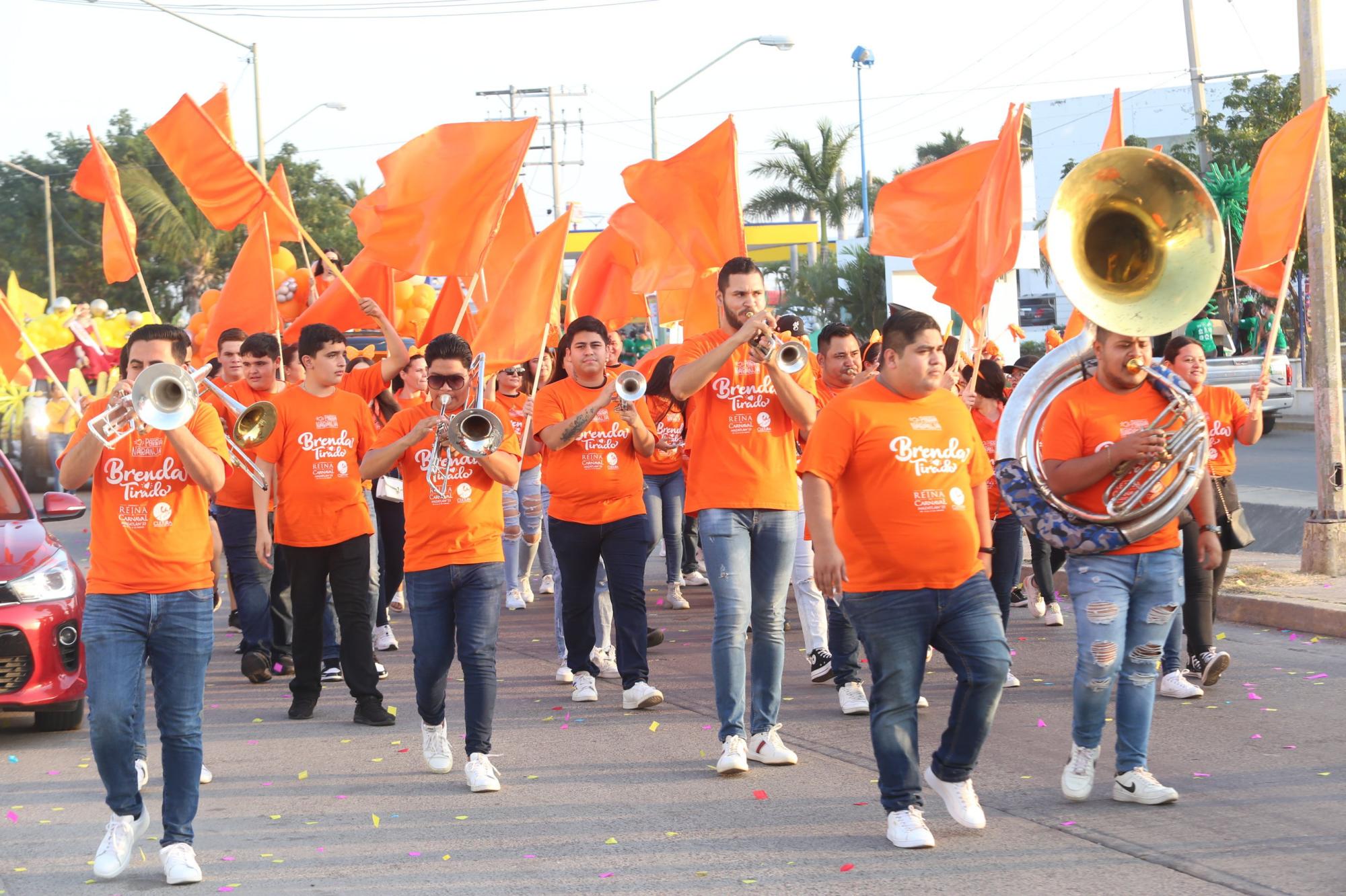 $!Diversas bandas sinaloenses le dieron alegría a la manifestación.