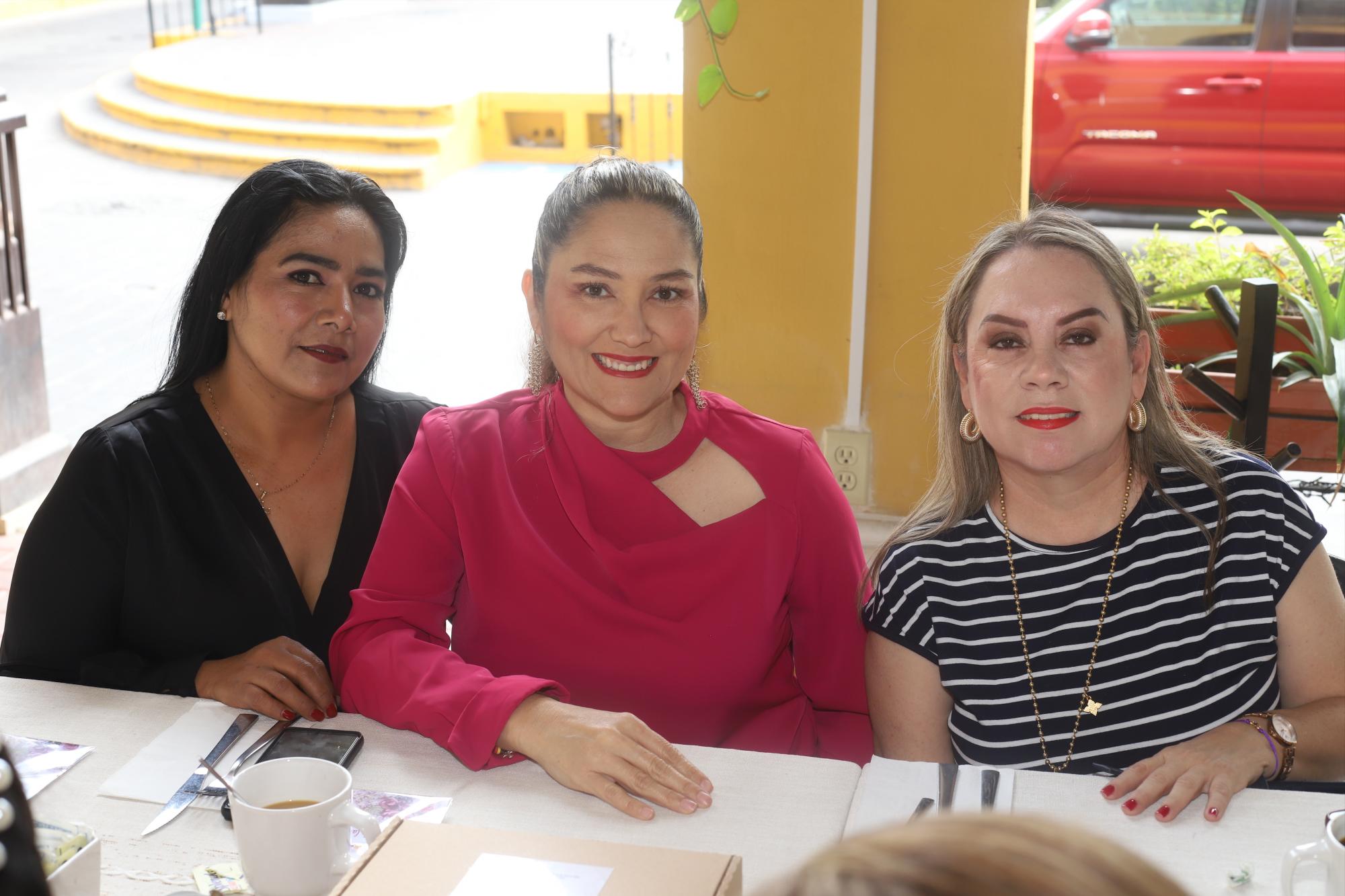 $!Olga Solís, Lupita Páez y Elva Aguirre.