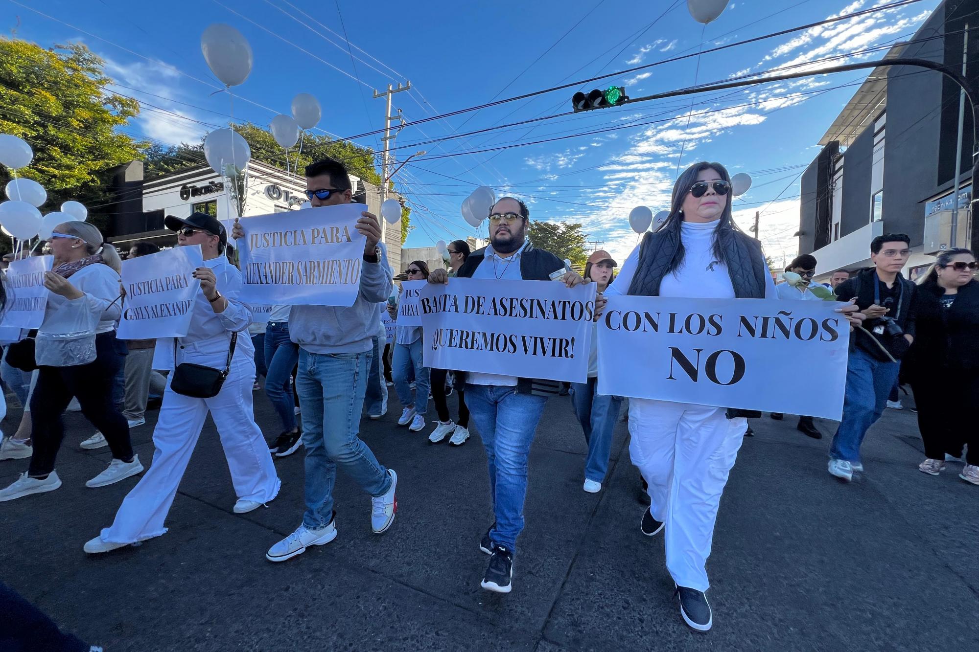 $!Estallan maestros, estudiantes y familias contra Gobierno por asesinato de Gael y Alexander