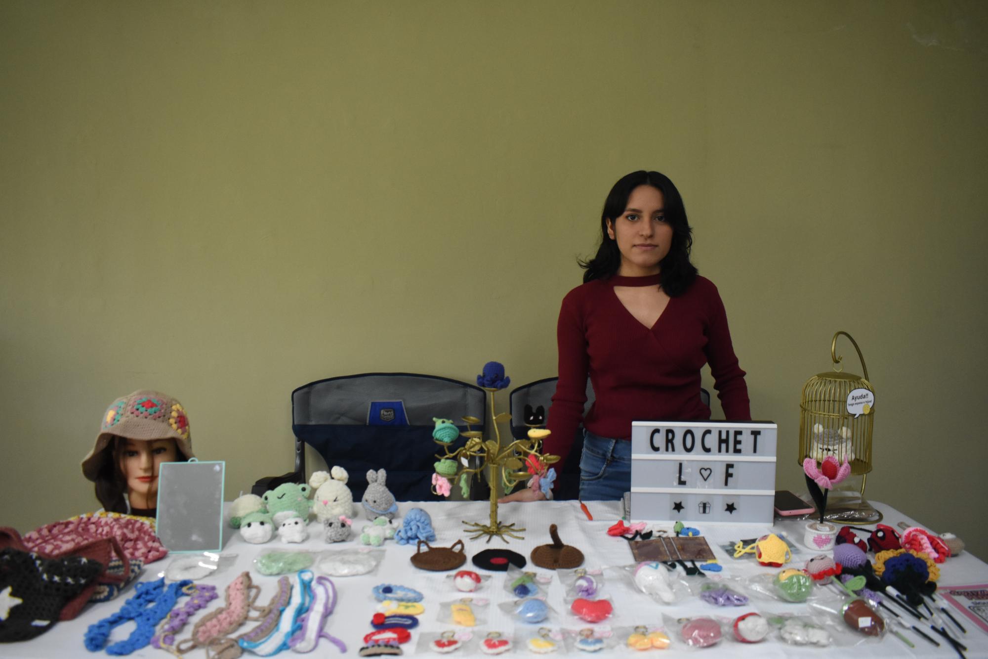 $!Linda Palazuelos, promociona artículos en crochet.