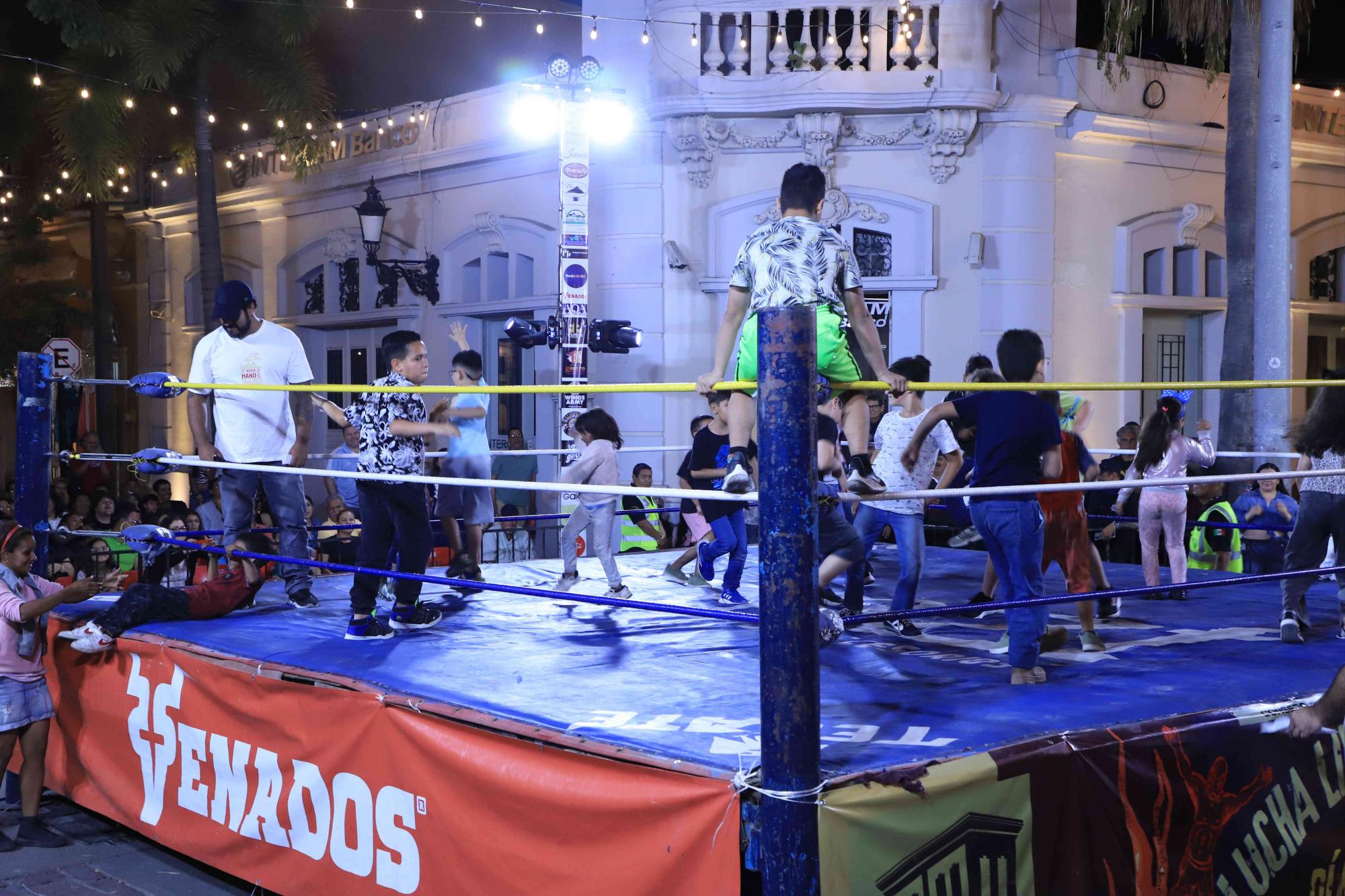 $!Algunos de los pequeños aprovechan la oportunidad de subirse al ring.