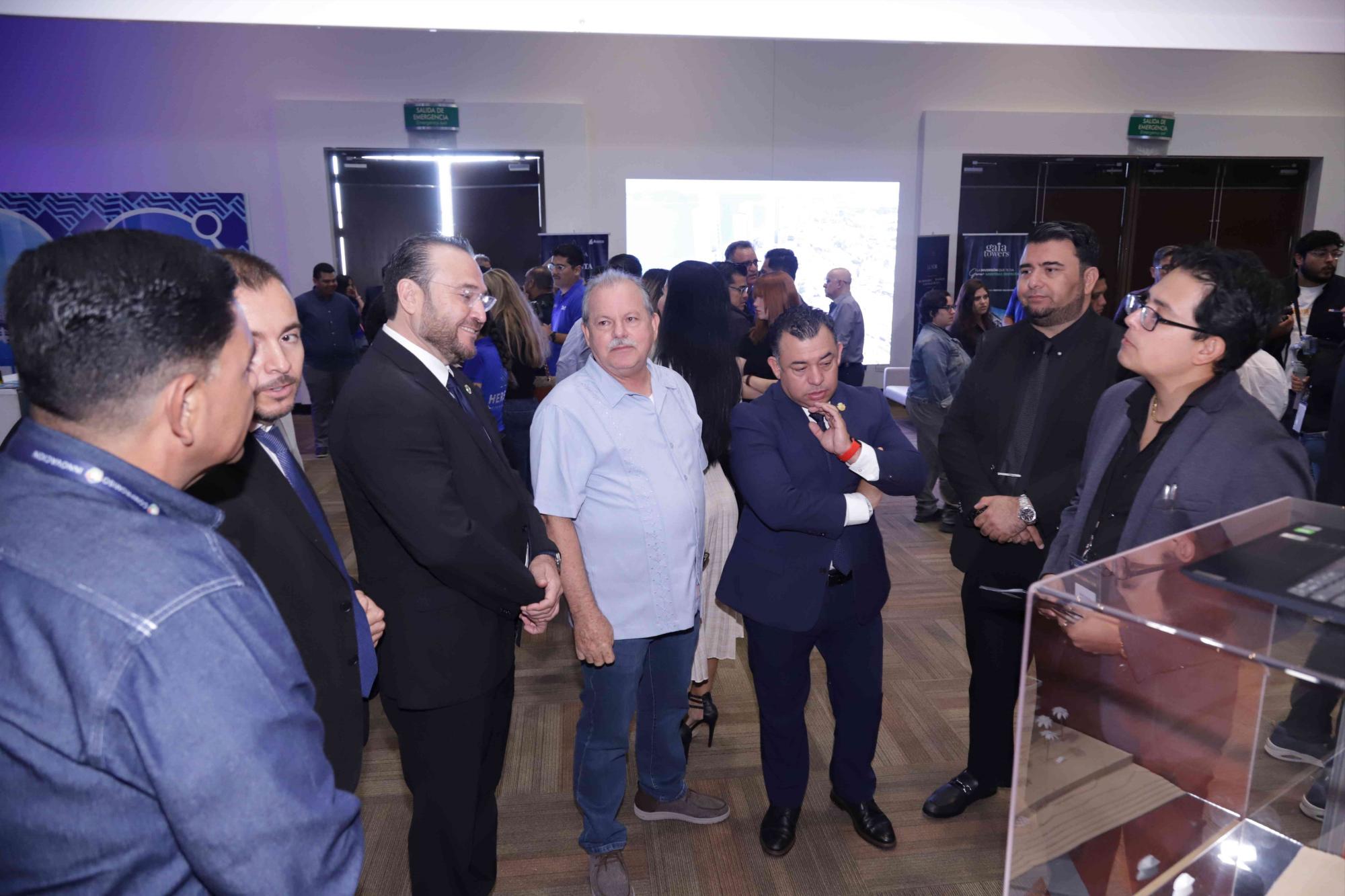 $!Después del corte del listón, el comité organizador y sus invitados especiales realizaron un recorrido por los stands ubicados a un costado del salón sede.