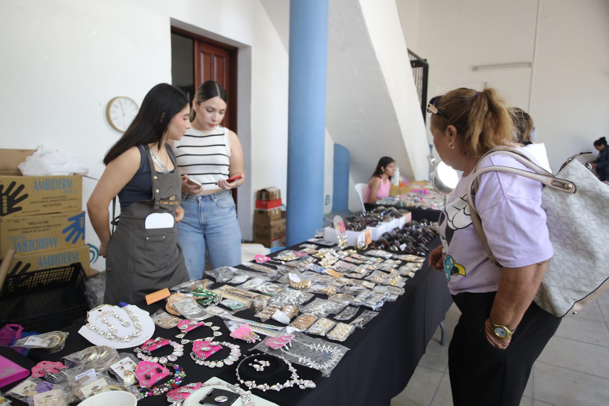 $!Una gran gama de lo más trendy en artículos para toda mujer pudieron encontrar las personas que acudieron.