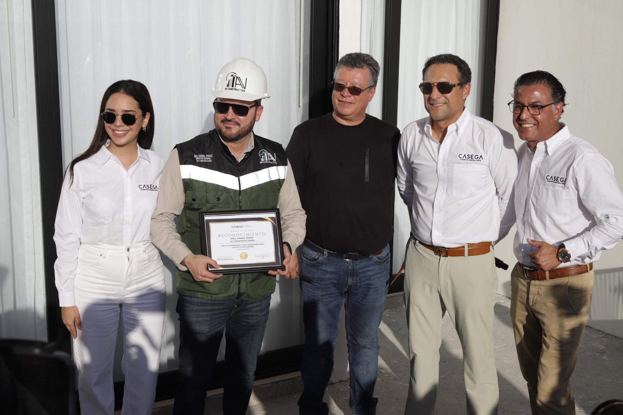 $!Daniel Pérez Ramos, de la empresa AV Construcciones, recibe un reconocimiento de parte del Grupo Casega Expertos Inmobiliarios.