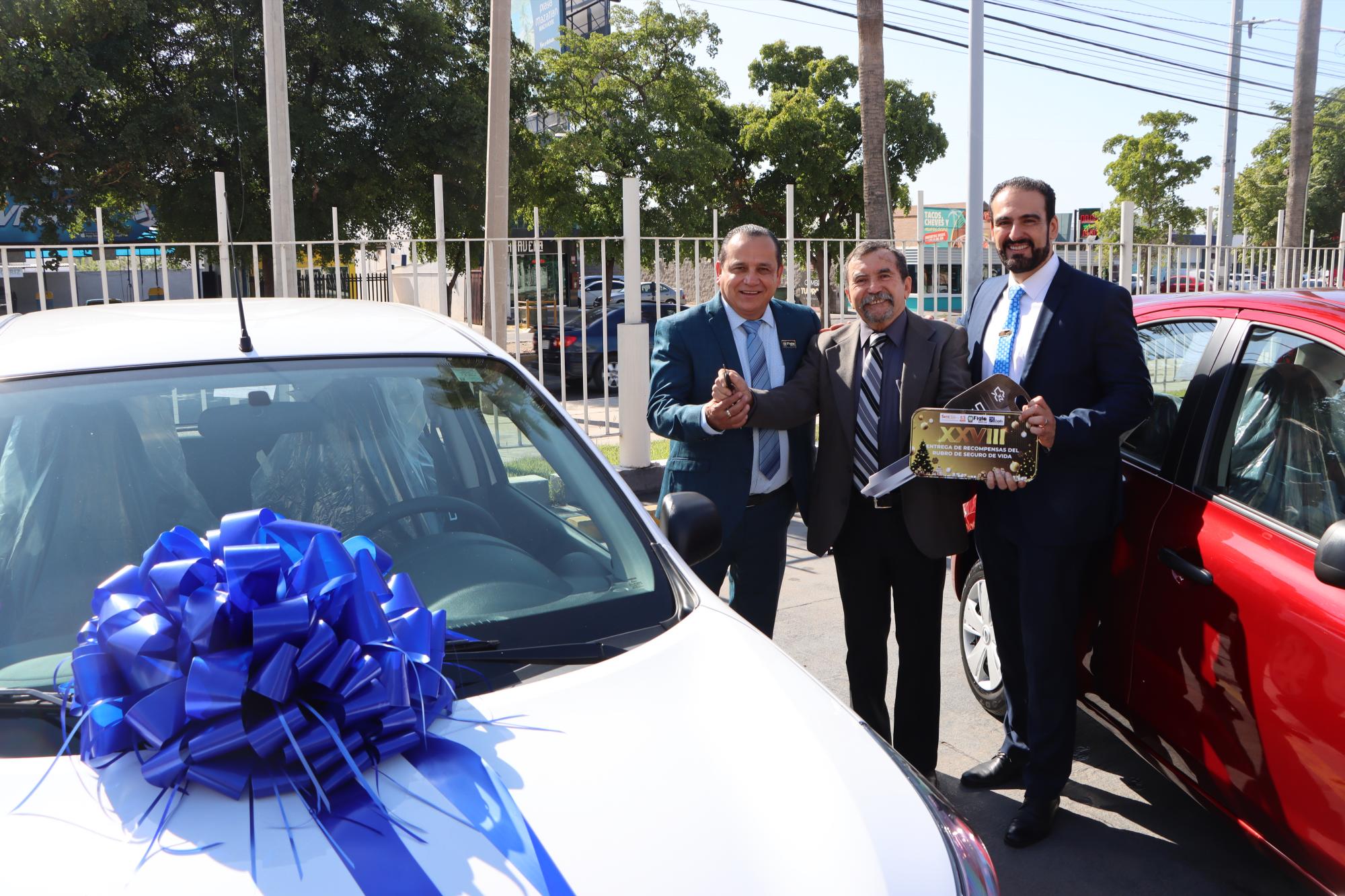 $!Entrega de automóvil socio beneficiado por concepto de recompensa.