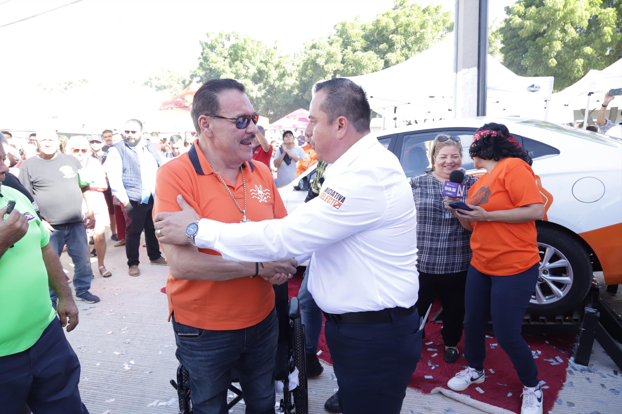 $!En la apertura, el cantautor mazatleco Julio Preciado fue el invitado de honor. Aquí saluda a Julián Aguillón Bonilla.