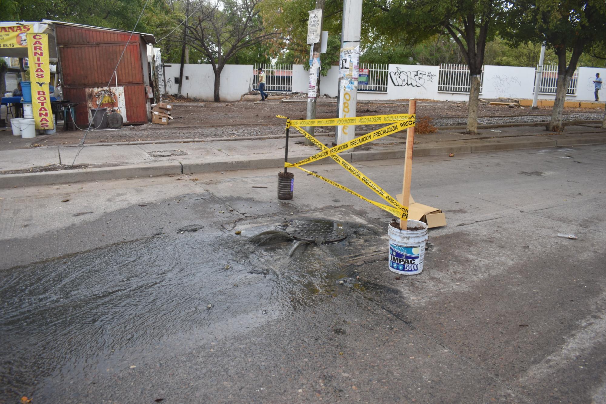 $!Tras lluvias en Culiacán se desprende alcantarilla en la colonia Sinaloa