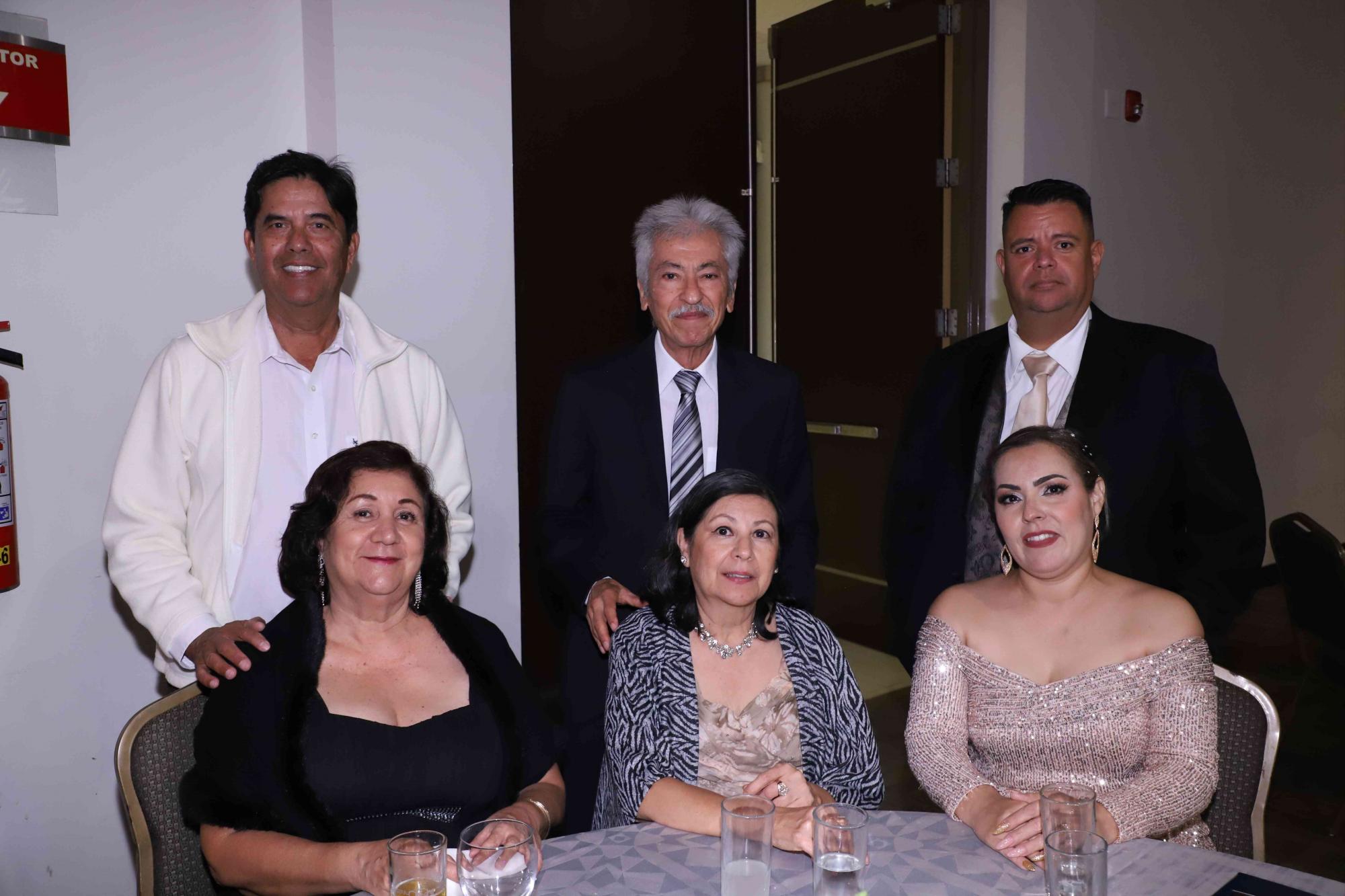 $!Ariel del Valle, Héctor Román Soto y Alfredo Vera, Sandra del Valle, Mirna Lizárraga de Soto e Idalia de Vera.