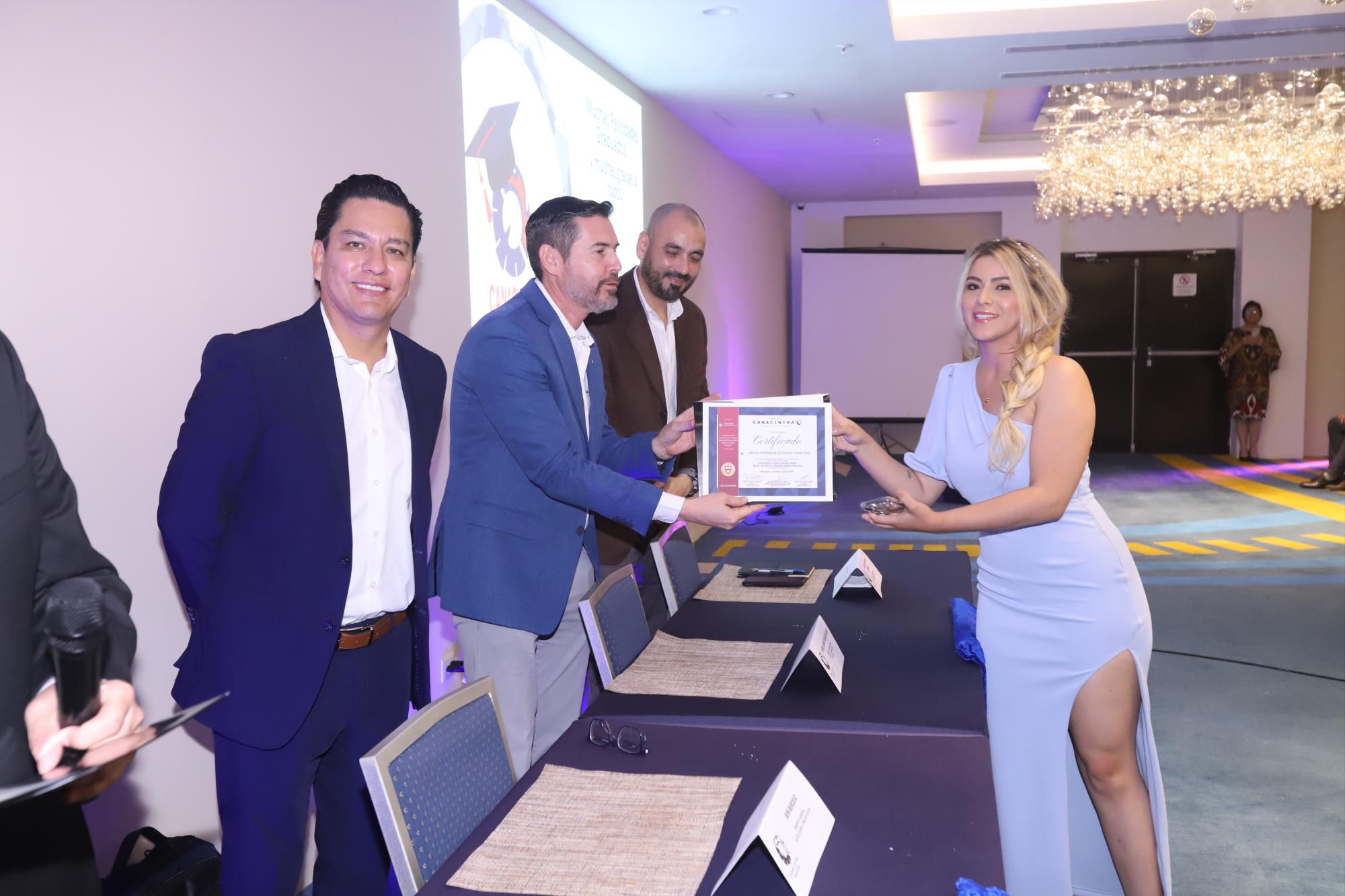 $!Paola Fernanda Quiñónez con su diploma.