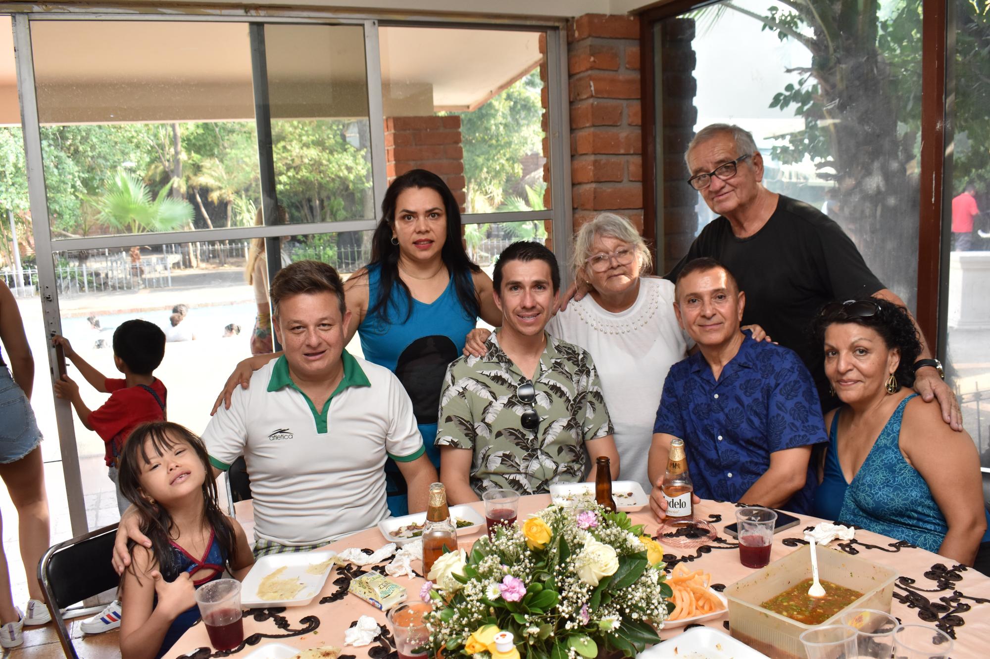 $!La pequeña Mariana Sánchez, Ernesto Sánchez, Susy Rodríguez, Luis Fernando Olivares, Juan Manuel Sánchez y Margarita López acompañan a Fidelia y Virgilio.