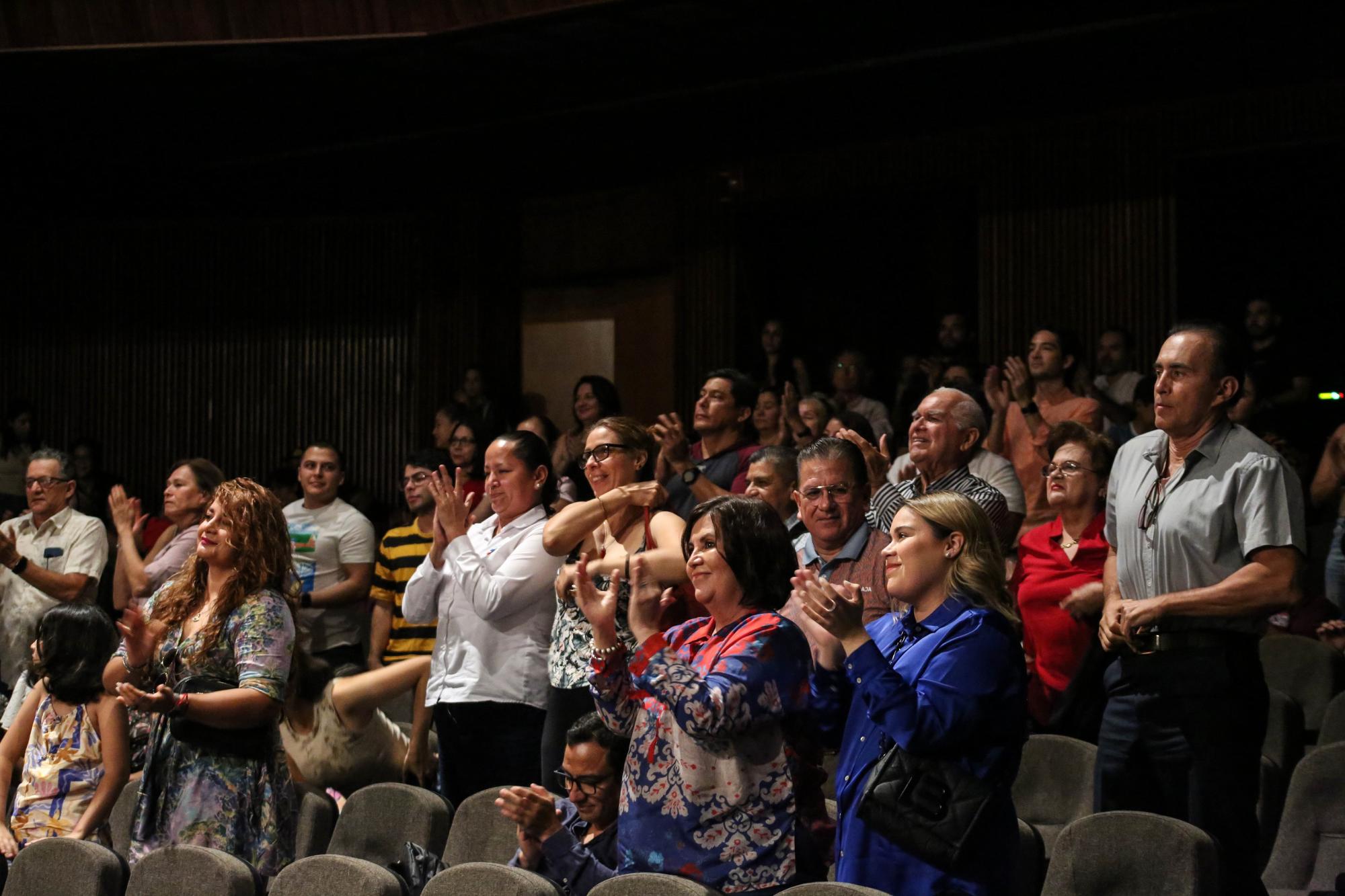 $!El público aplaudió de pie a los músicos.