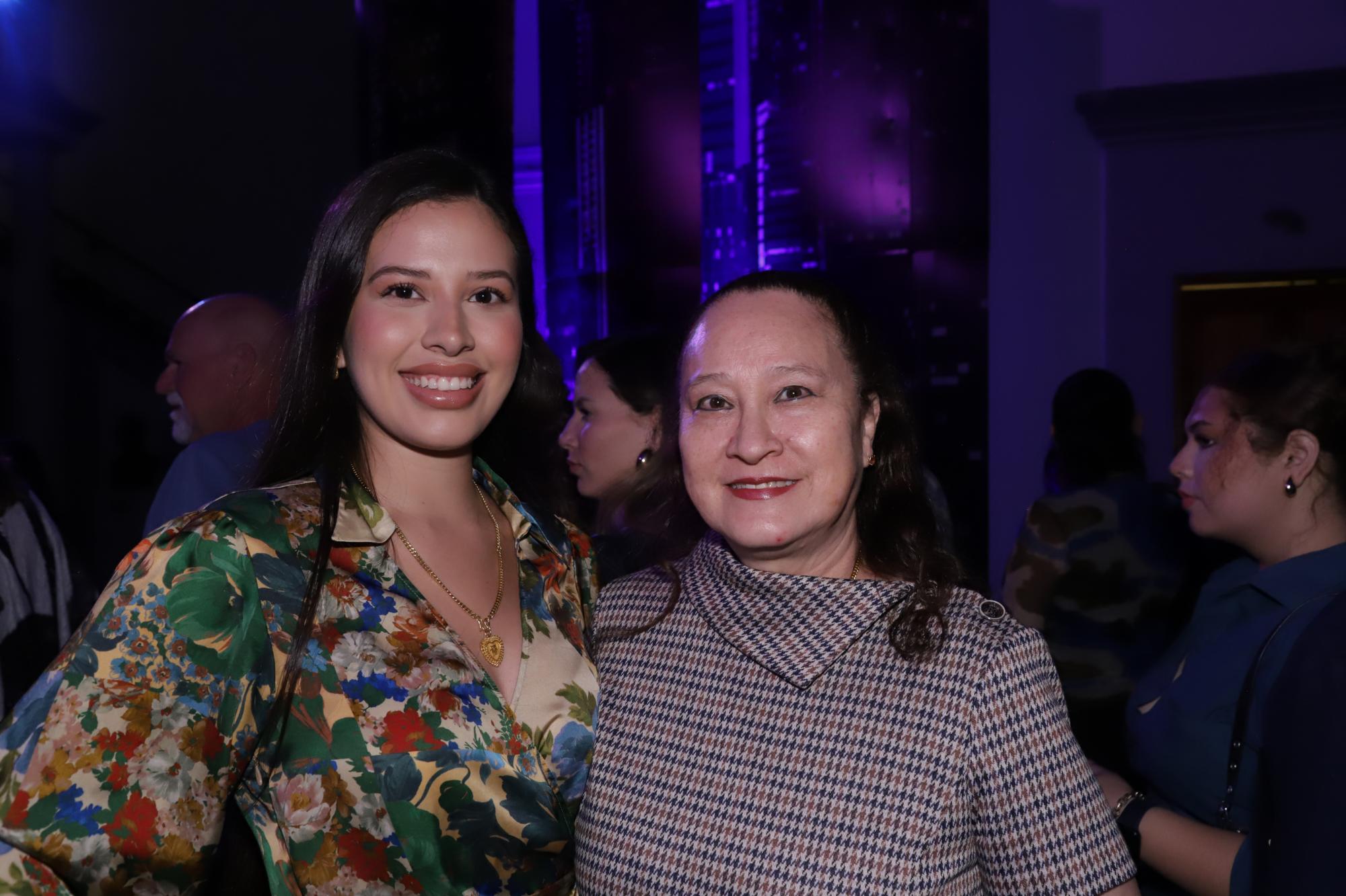 $!Siu Ling Cotero Chío, Reina de los Juegos Florales del Carnaval 2024, junto a su mamá, Irasema Chío.