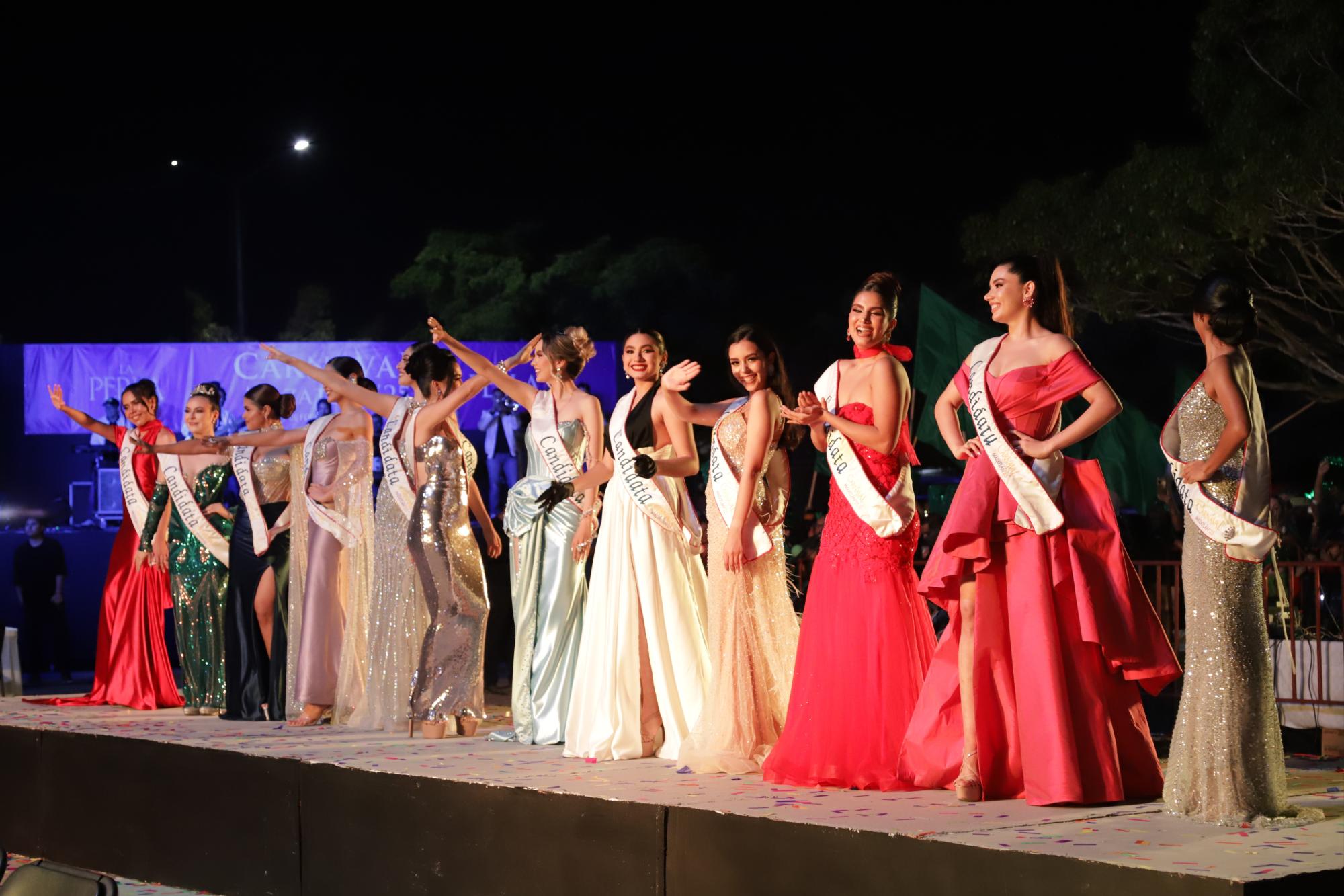 $!Las candidatas realizaron una pasarela.