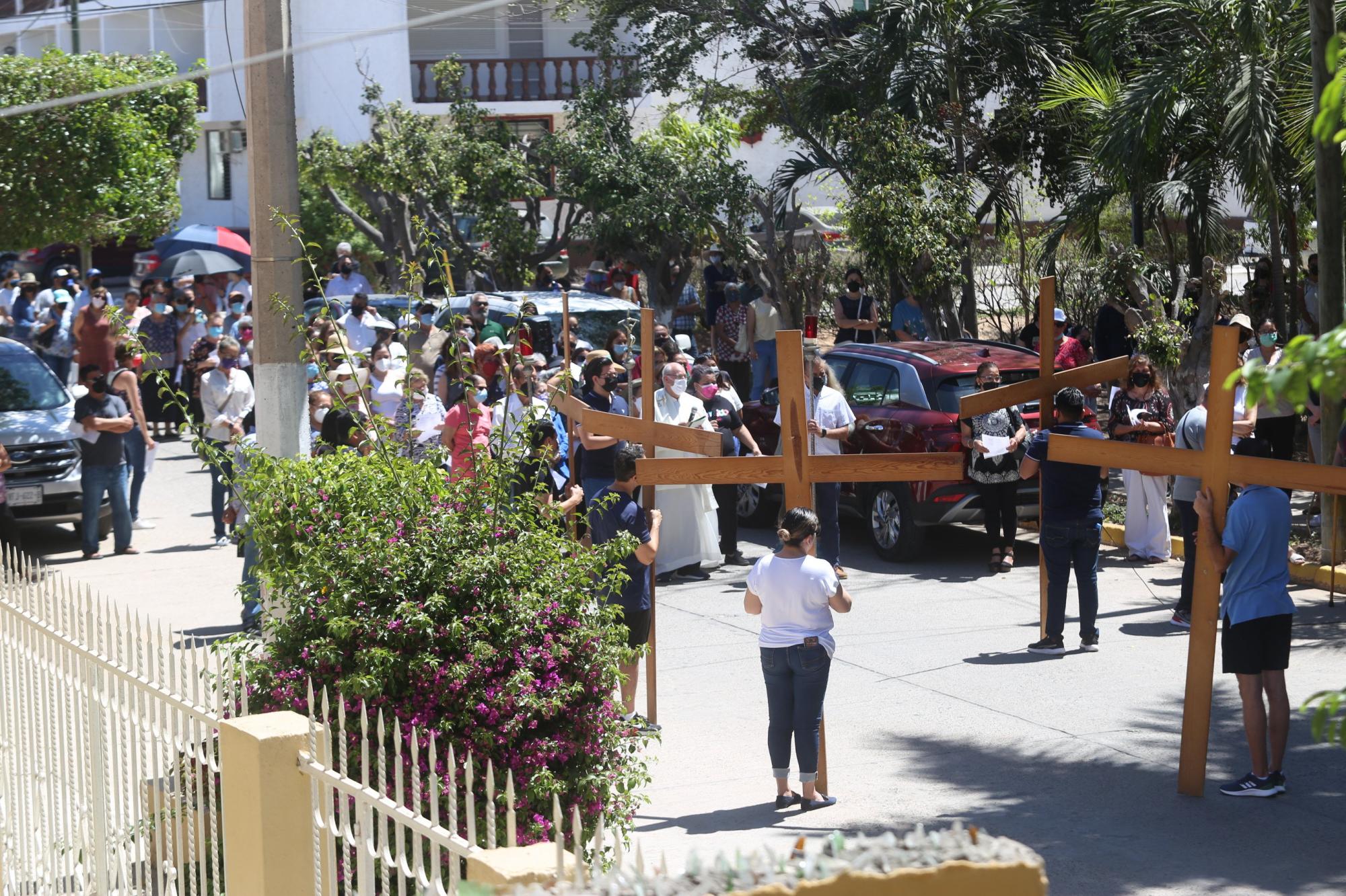 $!Por el parque ubicado frente al templo se realizó el viacrucis.