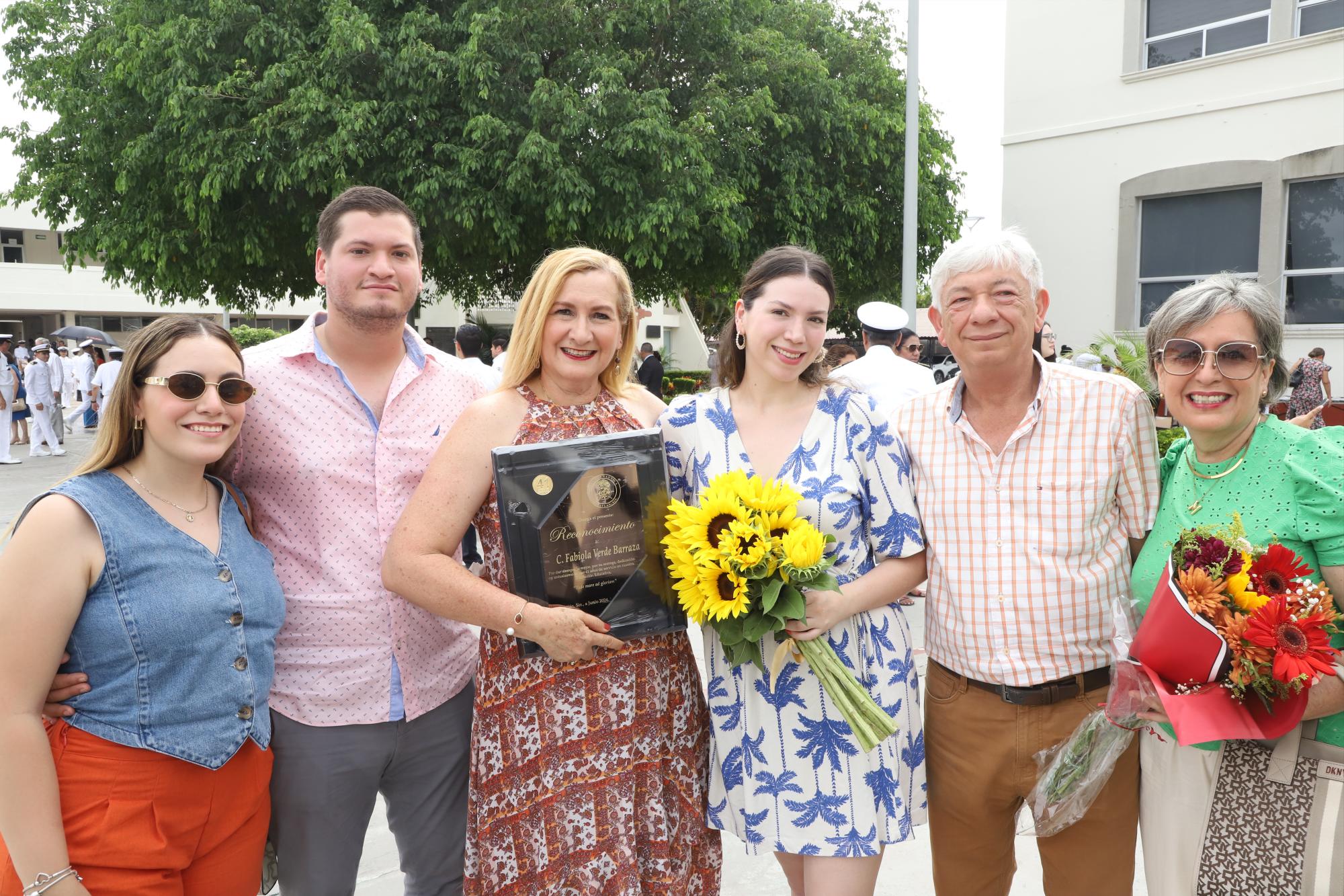 $!En la ceremonia, Fabiola Verde recibió un reconocimiento especial por 41 años de servicio en el plantel, aquí acompañada de su familia, Carla Cortez, Daniel Santana, María José y David Santana, y Marita Verde.