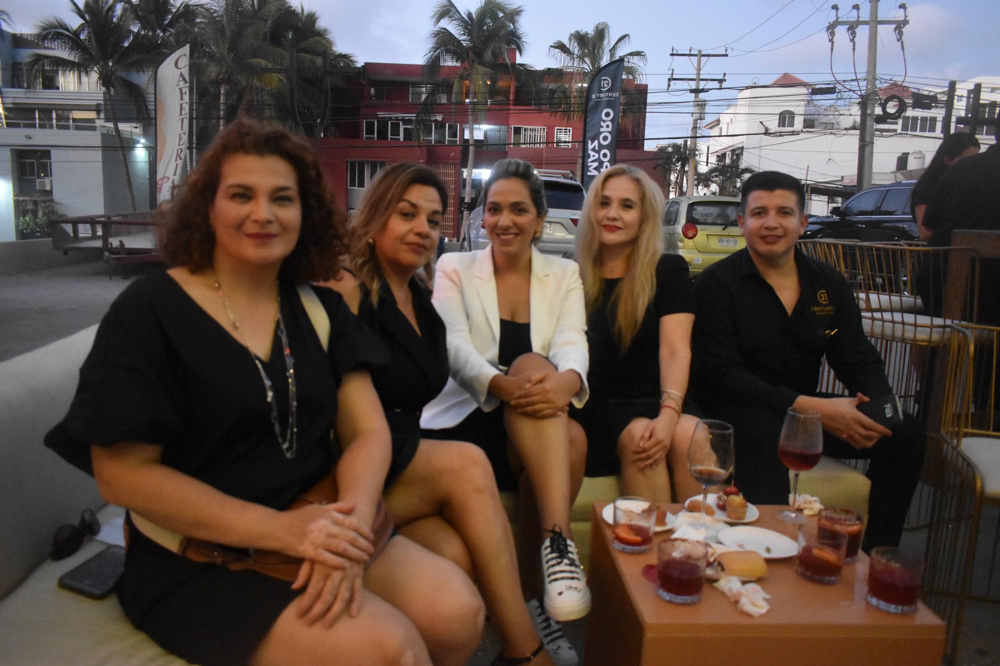 $!Fabiola Ulloa, Adriana Islas, Pamela Martínez, Jazmín Mellado y Ernesto Quiñonez.