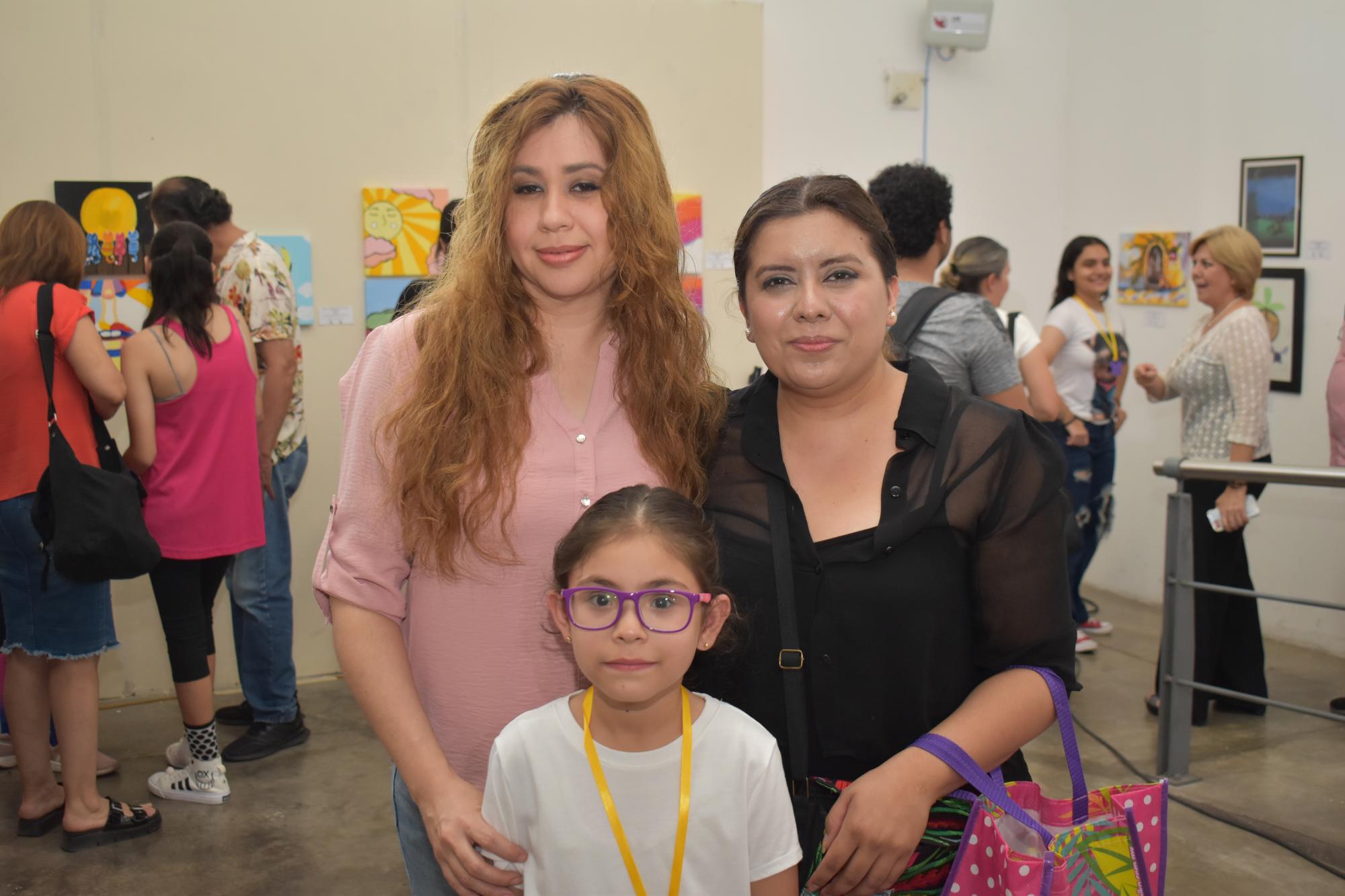 $!Reyna Valle y Brenda Flores, maestras del Isic, comparten el momento con alumnos.