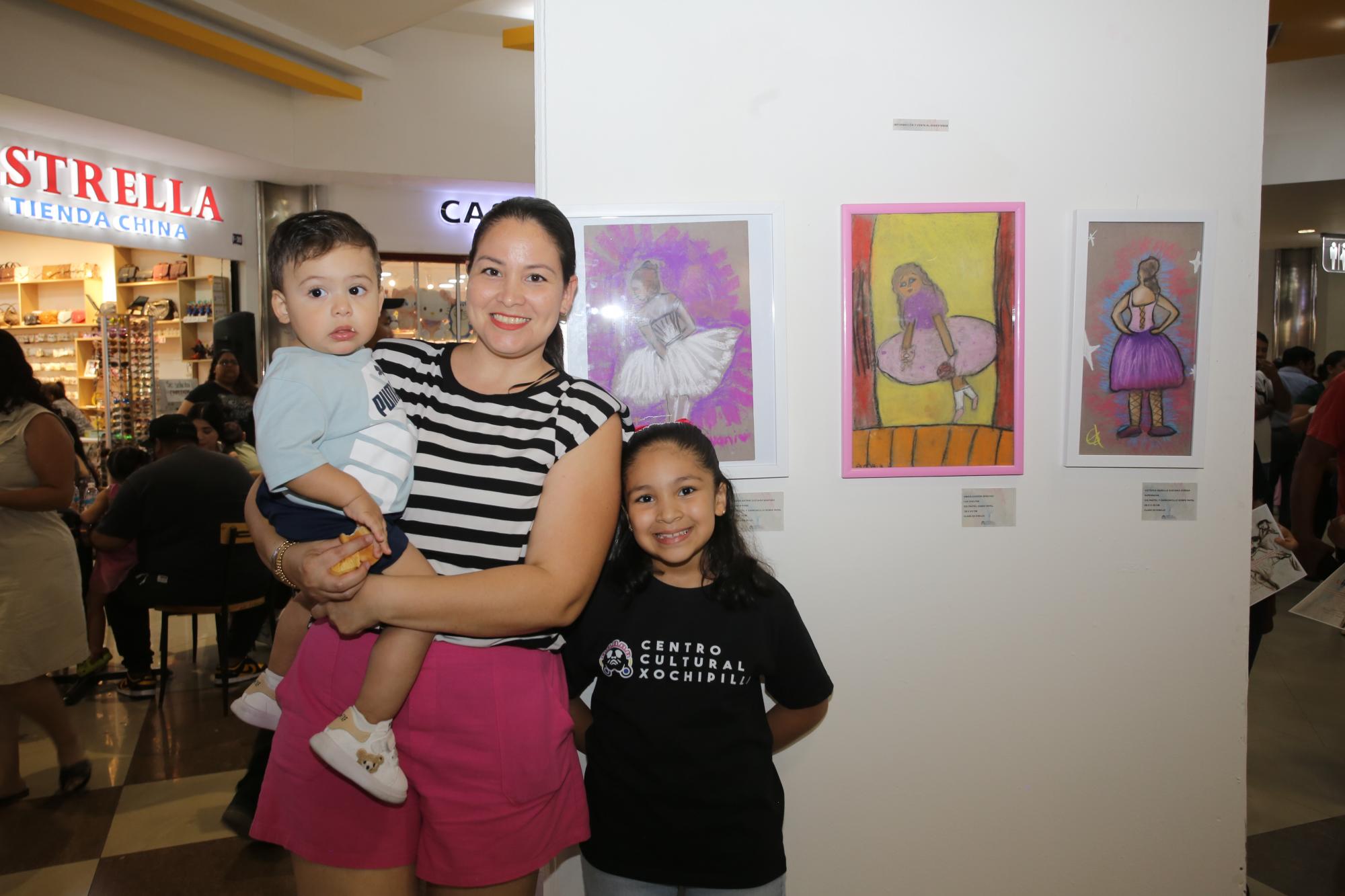 $!La artista Ariyani Guevara junto a su mamá Arina Sánchez y su hermanito Alejandro.