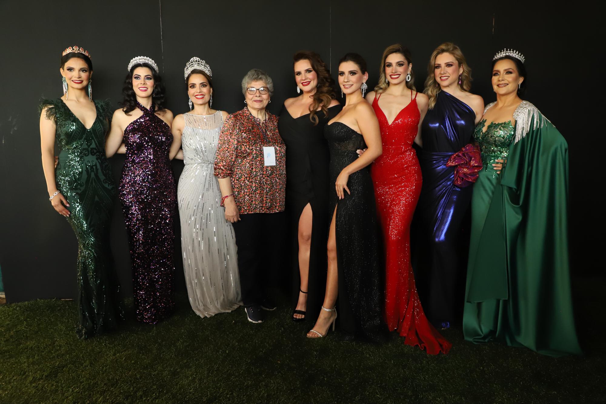 $!La diseñadora Sodelva Ríos entre las Reinas del Carnaval: Karen Tirado, Alma Loaiza, Delia Montaño, Pamela Farriols, Daniela Tostado, Libia Gavica, Libia Zulema Farriols y Karina Dueñas.