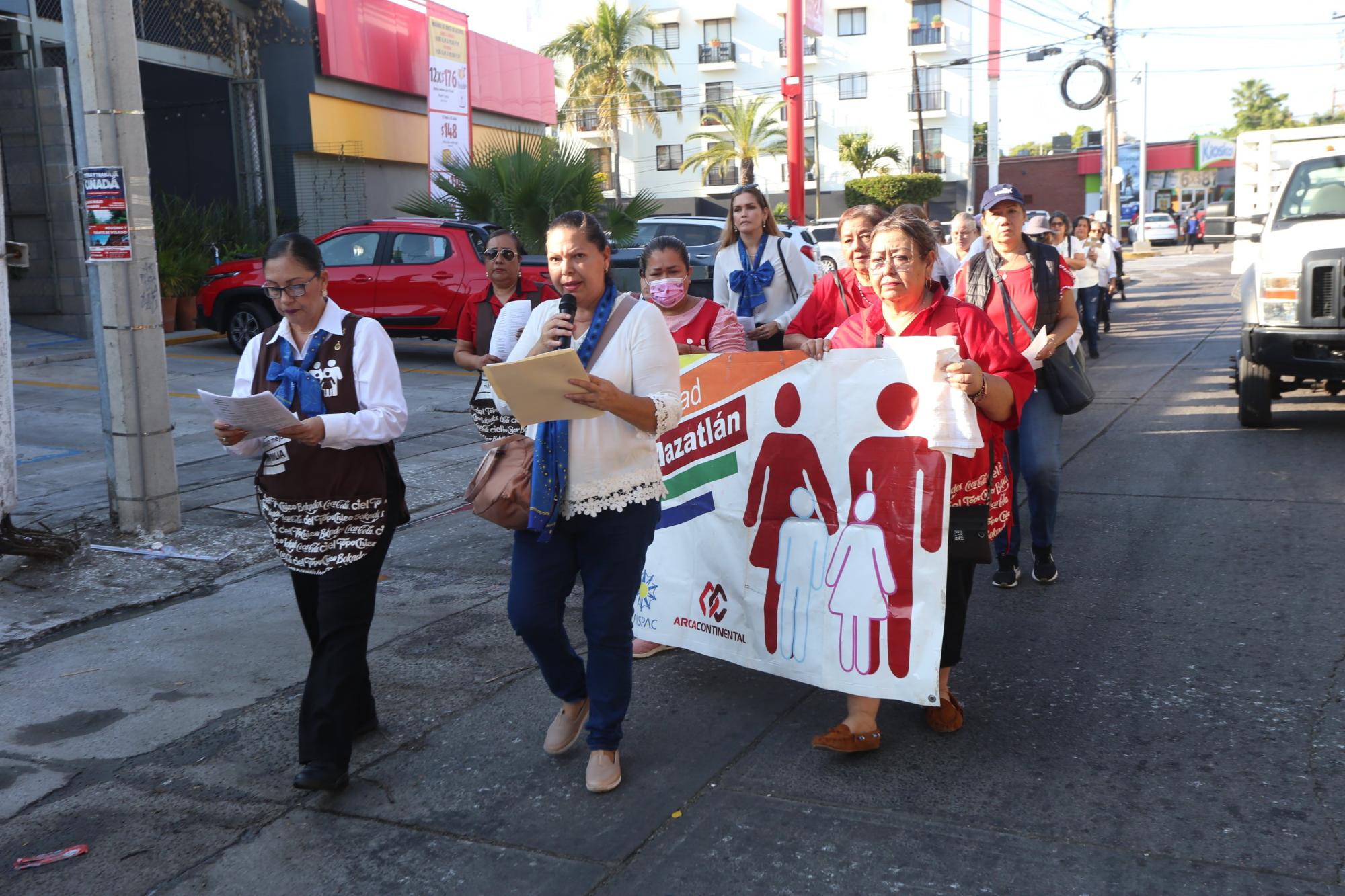 $!Lolys Ríos y Ana Bertha Benítez encabezaron el rosario guadalupano.