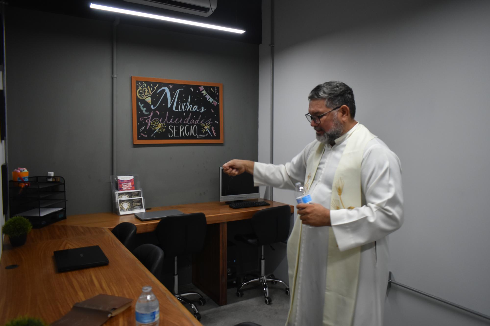 $!Las nuevas oficinas fueron bendecidas por el sacerdote Horacio Rabelo.