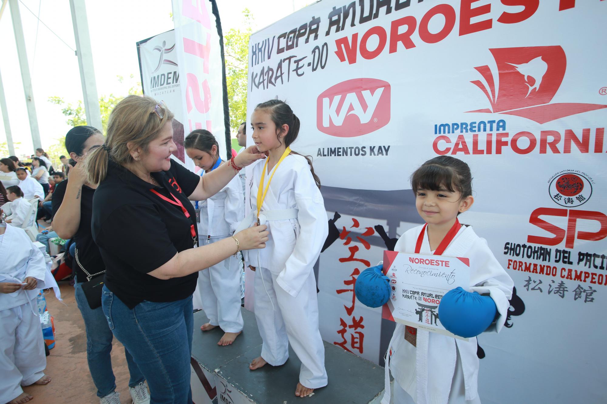 $!Nidia Enriquez de Grupo Editorial Noroeste premia a una de las niñas ganadoras.