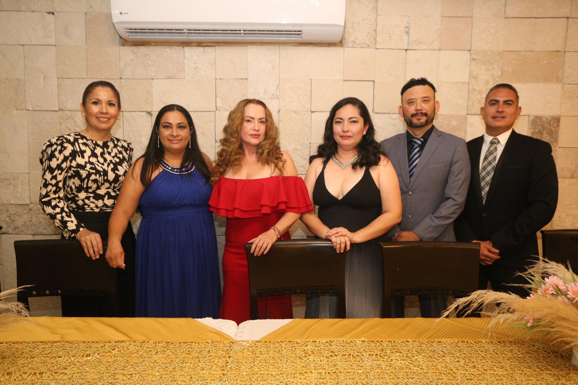 $!Los doctores Perla Janet Valverde, Irma Nohemí Ayón, María Rosario Isabel Robles, Brenda Berenice Sarabia Paredes, Jesús Ramón Salazar Ramos y Carlos Fernando Carrera Amarillas, conforman la nueva mesa directiva.