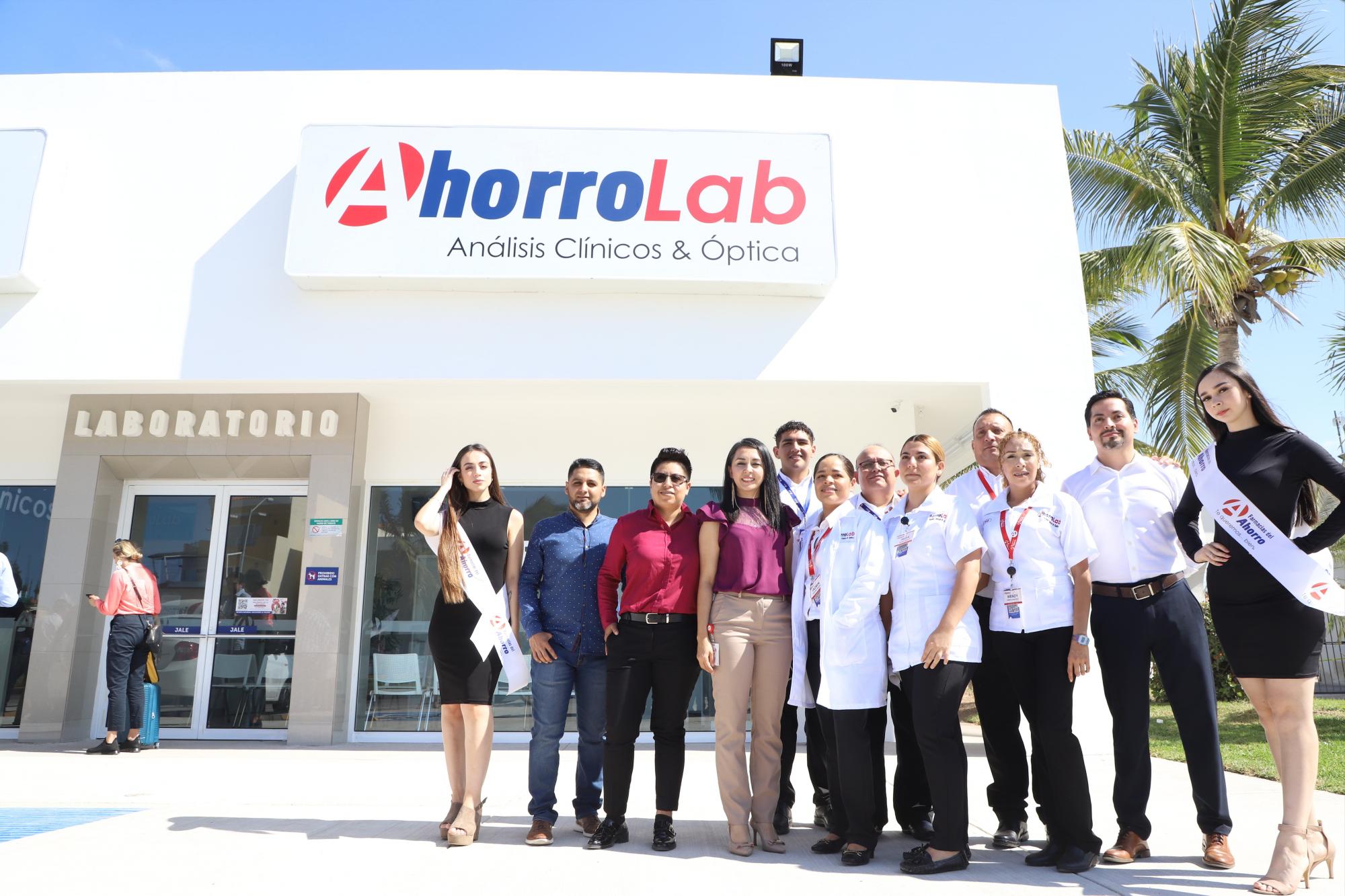 $!Colaboradores de AhorroLab, listos para atender a sus clientes.