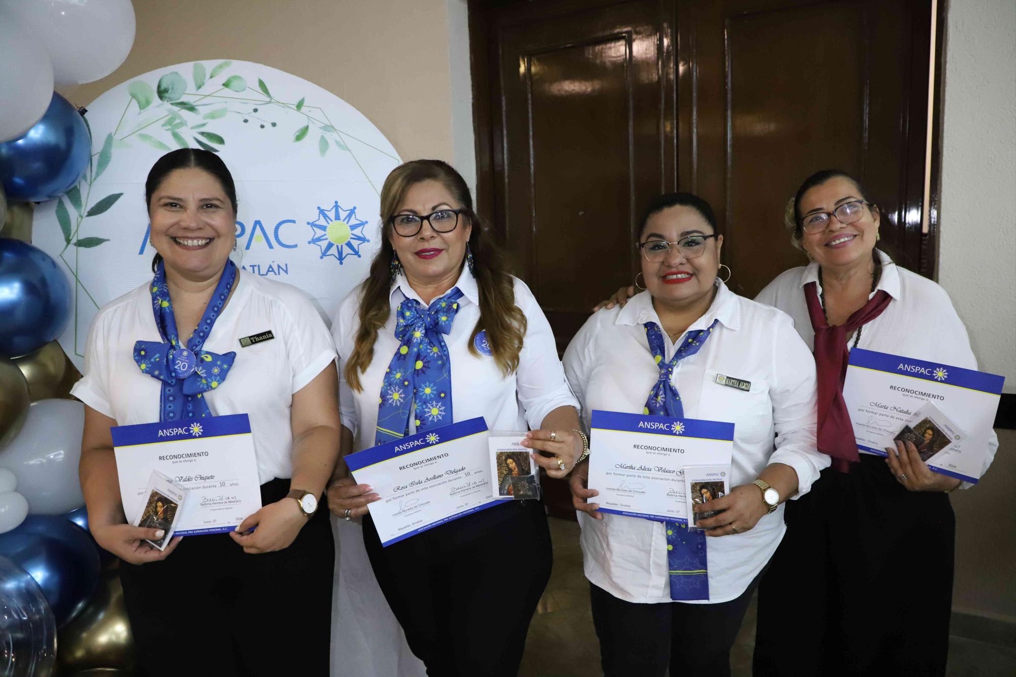 $!Thania Valdés, Rosa Isela Arellano, Martha Alicia Velasco y Xóchilt Cázares, recibieron su diploma de 10 años en Anspac Mazatlán..