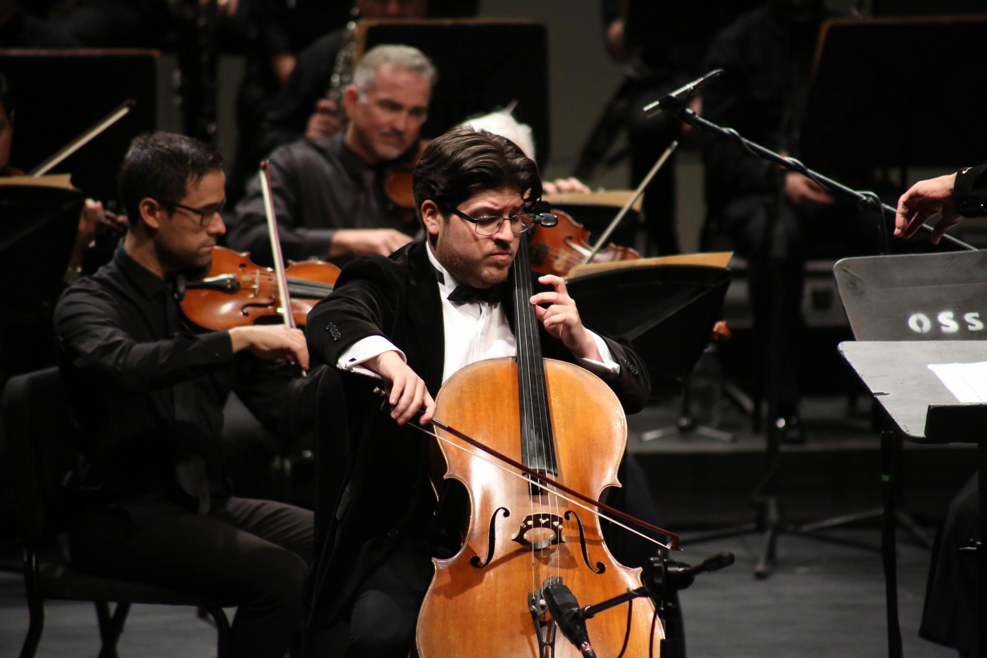 $!El chelista Carlos Morales brilló con su interpretación.