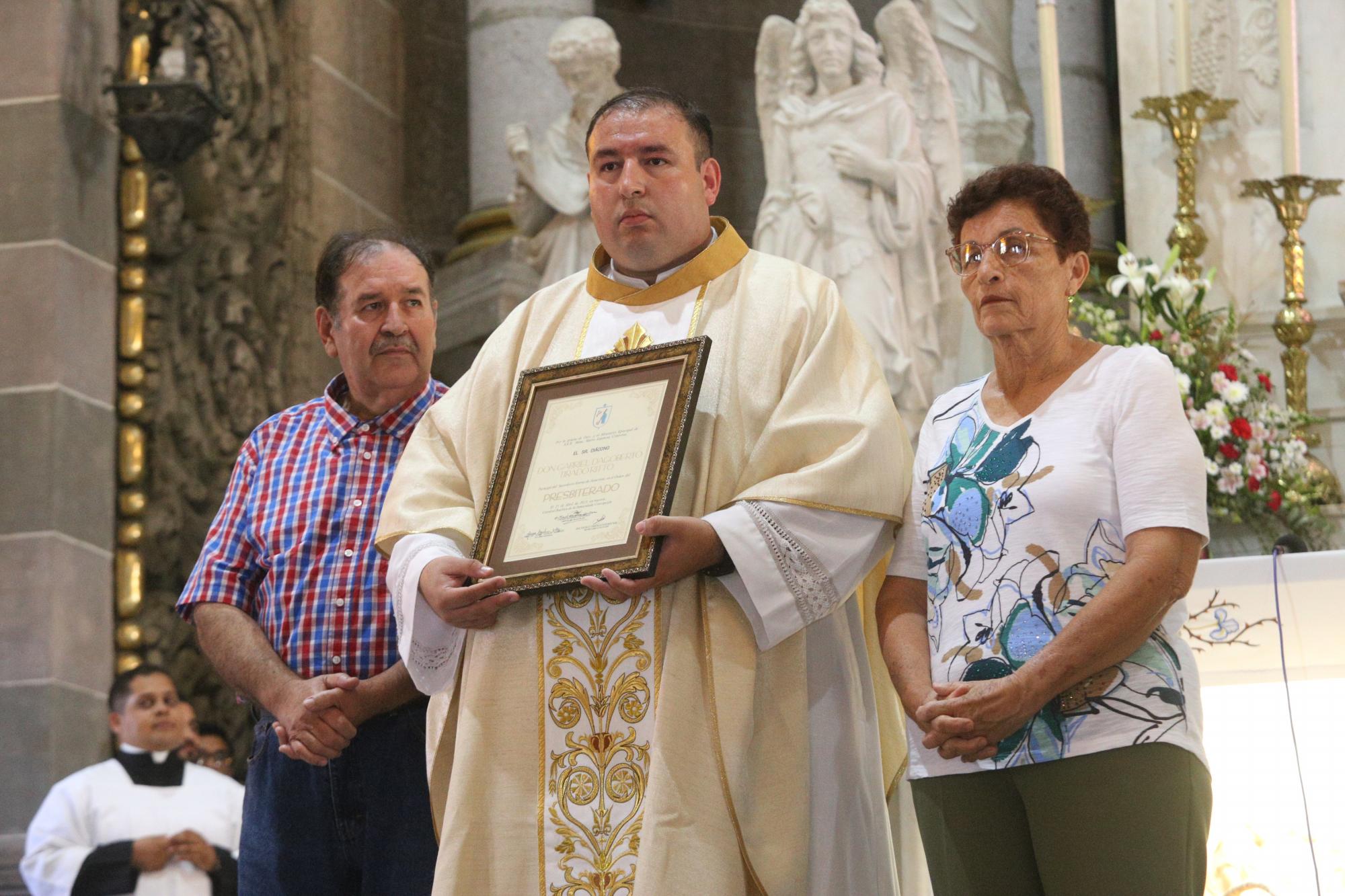 $!El Padre Gabriel Dagoberto Tirado Ritto entre sus padres, Dagoberto Tirado Osuna y Rosa María Ritto de Tirado.