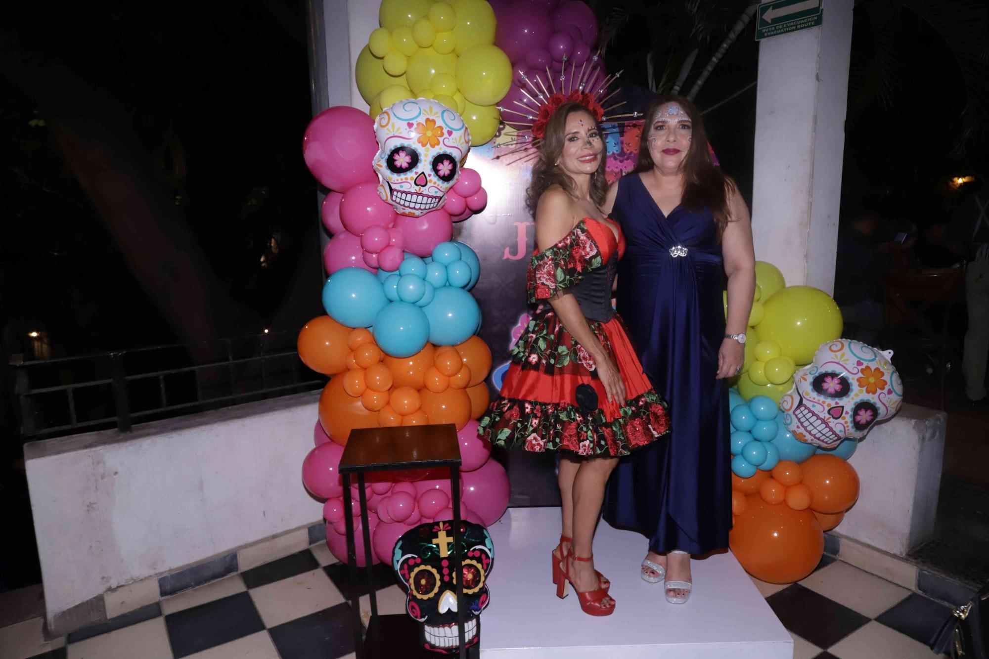 $!La cumpleañera junto a Laura Gavica.