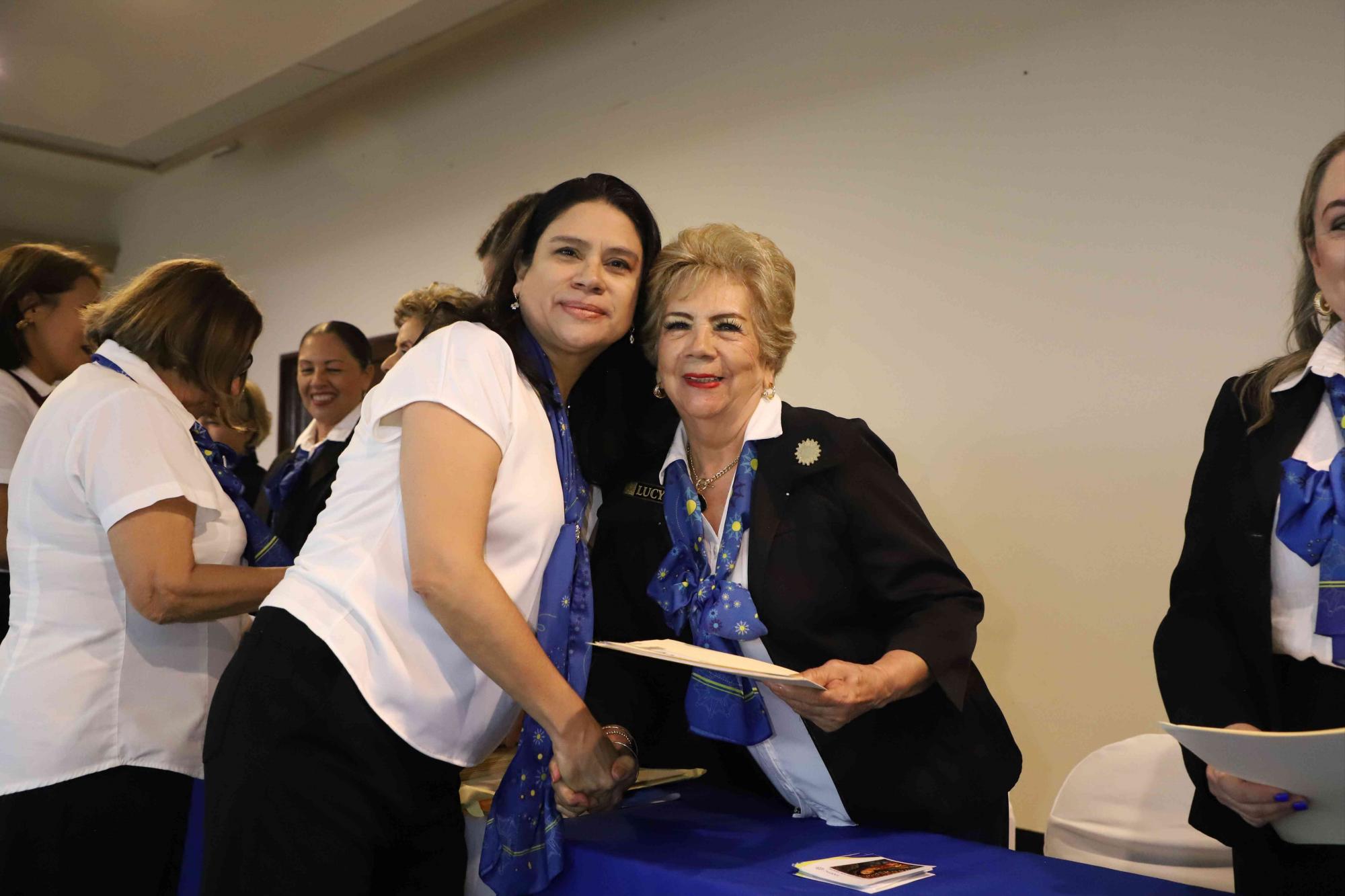 $!Guillermina García y Lucy Calleros de Soto.