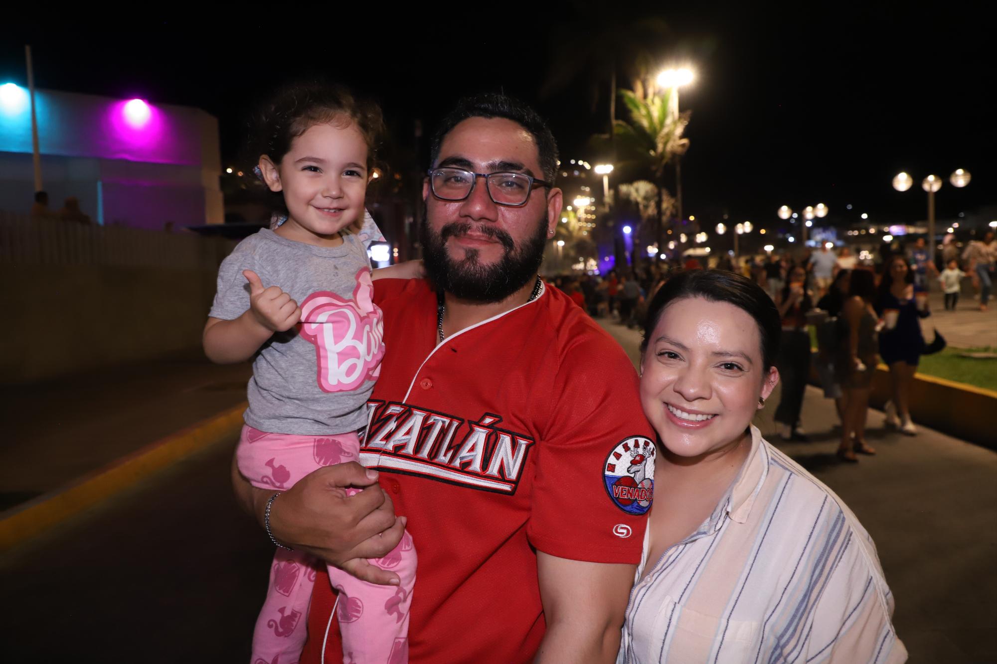 $!Luisa Fernanda con sus padres, Alejandro Arroyo y Abigaíl Villarreal.