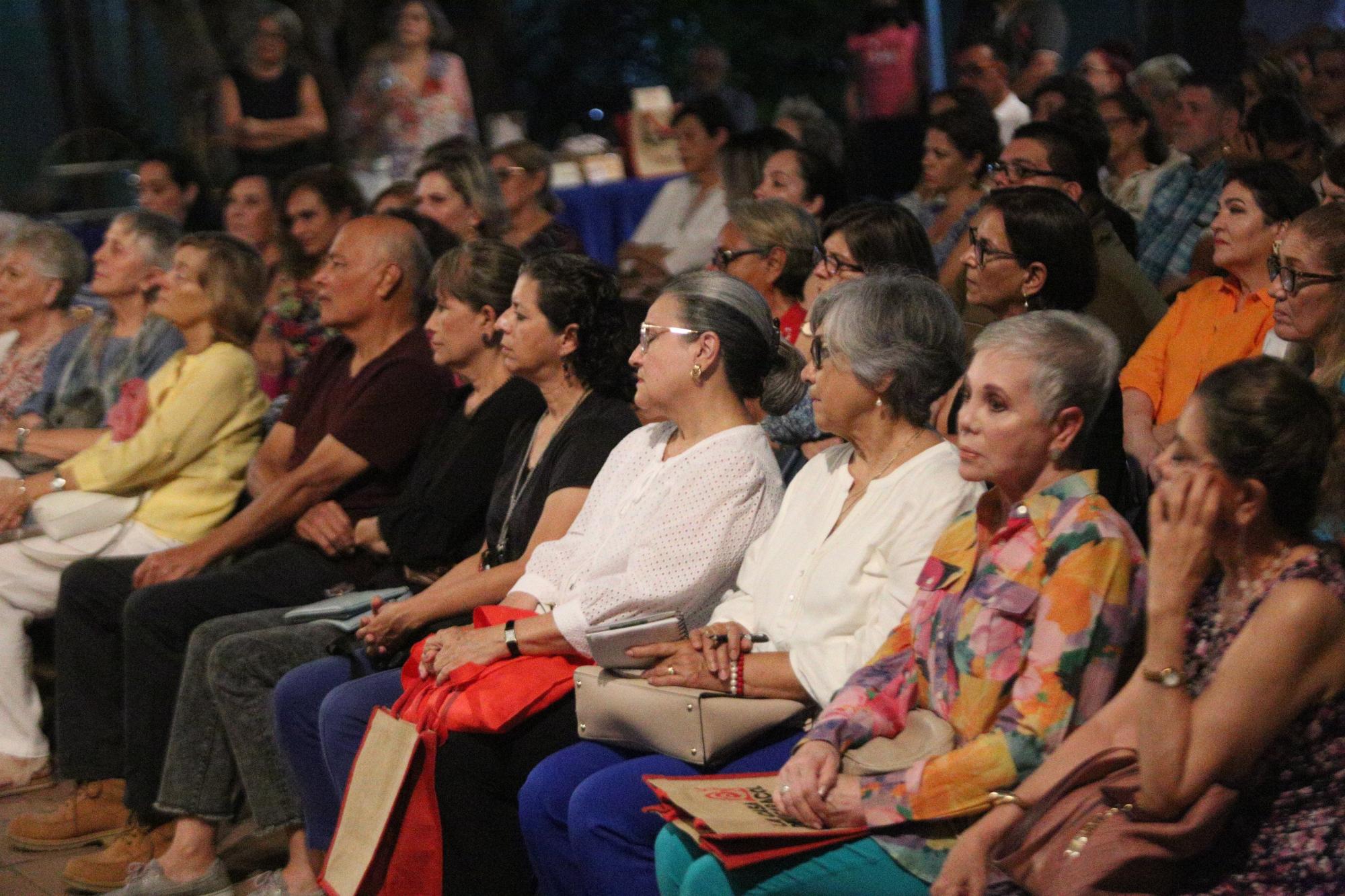 $!Los asistentes disfrutaron de la amena charla que se suscitó en el lugar.