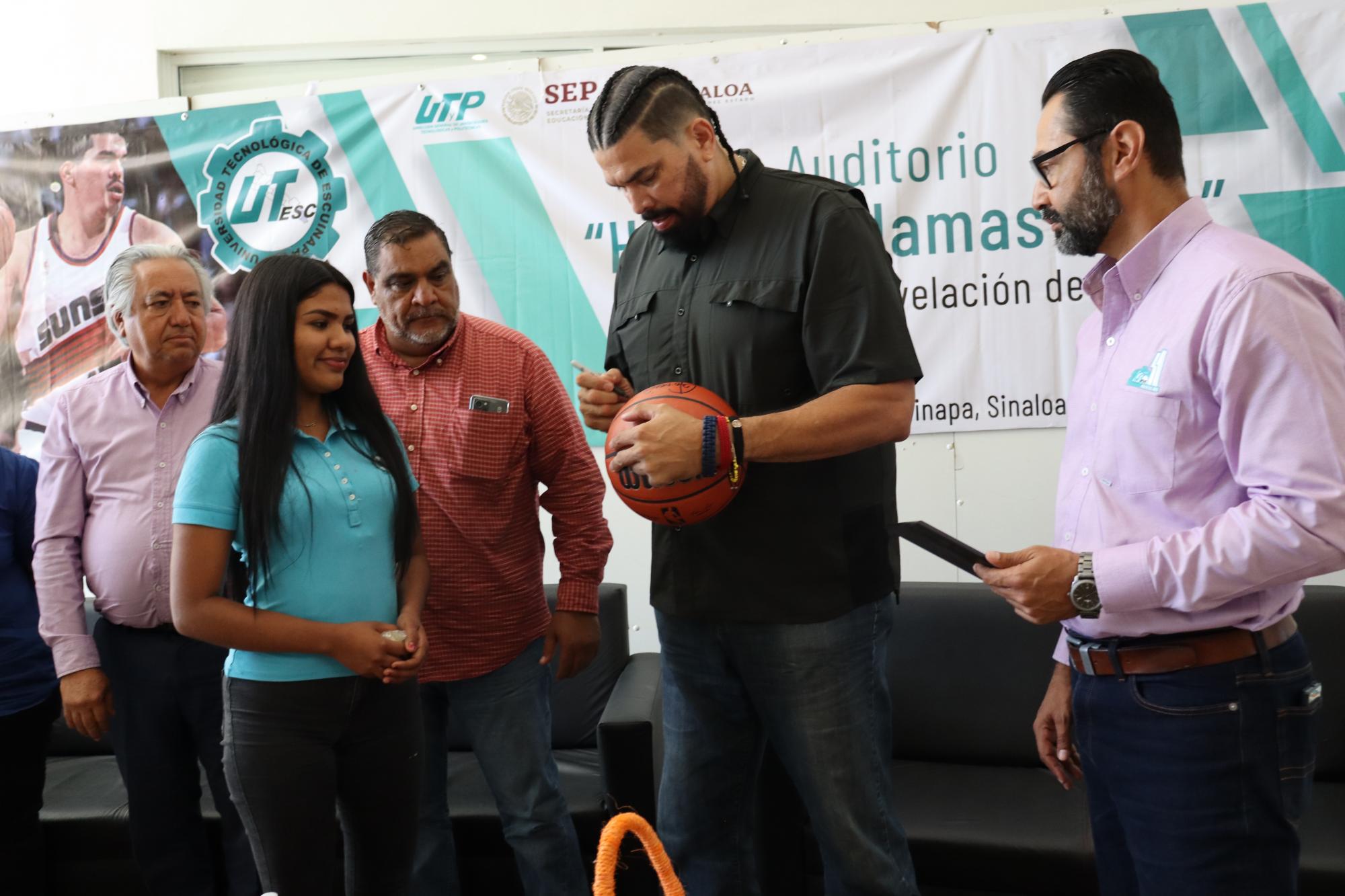 $!Horacio Llamas da un autógrafo a una estudiante cuando acudió a su homenaje.