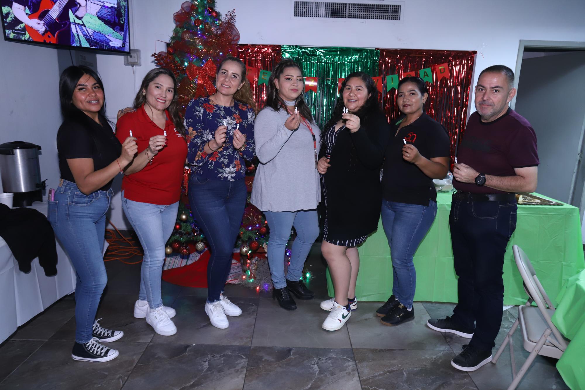 $!Araceli Solano, Lupita Páez, Adriana Marrufo, Ana Karen García, Amanda Aragón, Olga Solís y Jesús Herrera fueron afortunados con el Niño Dios.