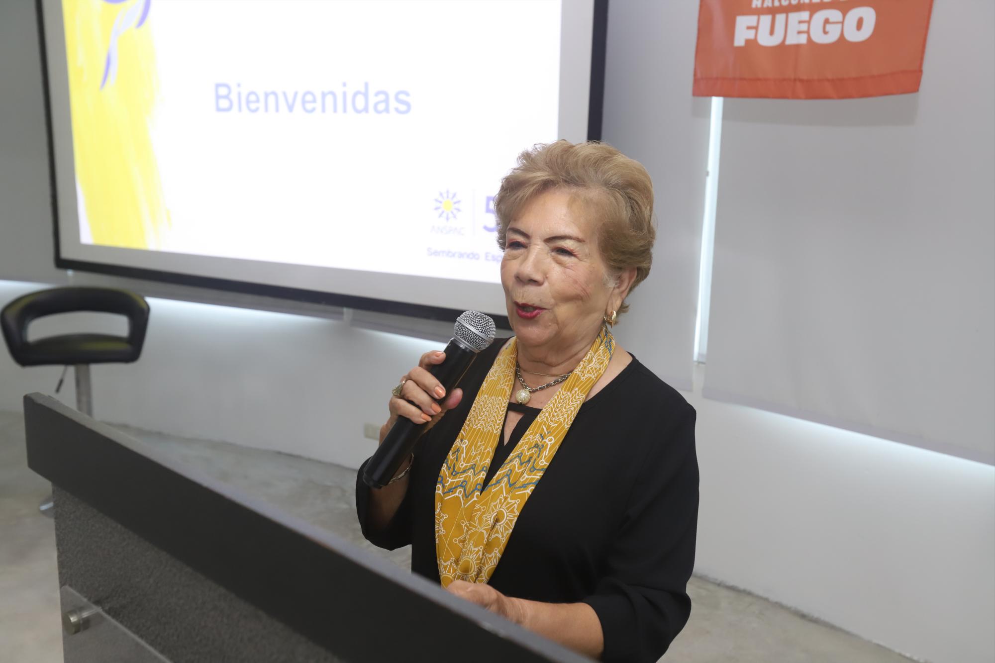 $!Lucy Calleros de Soto fue la moderadora del evento.