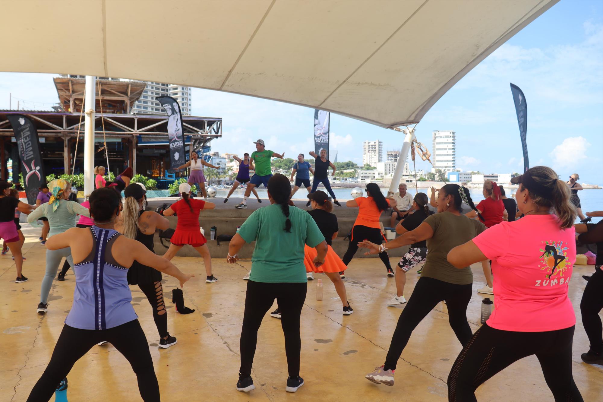 $!Bailan en favor de niños con discapacidad, en Playa Norte