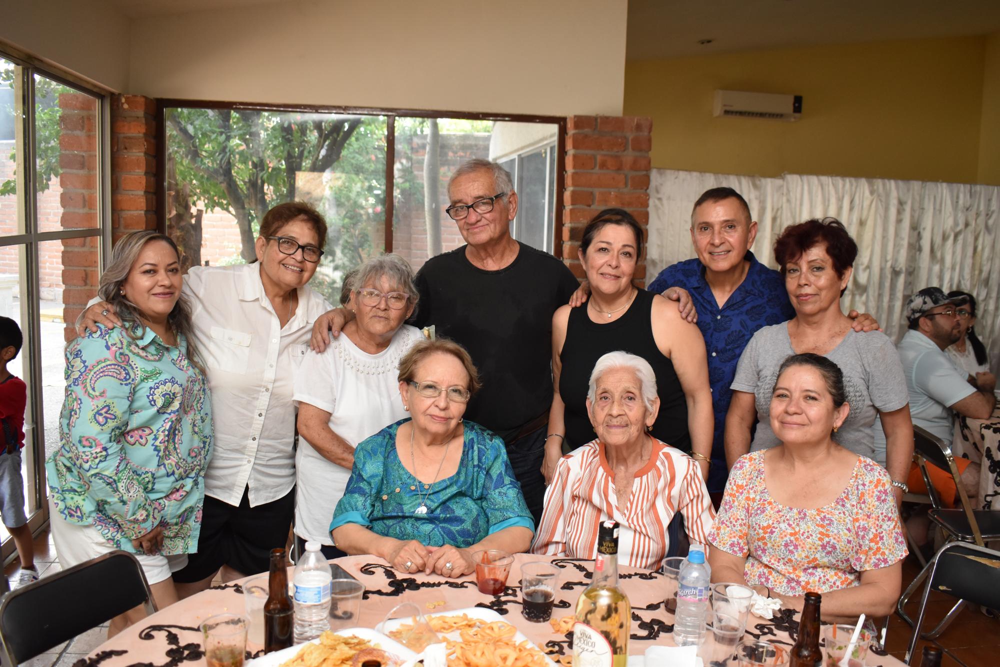 $!Con Ebelia Báez, María Antonia Sánchez, Issa Jordan, Juan Manuel Sánchez, Abigail Rodríguez, Rosa María Huerta, Socorro Rodríguez y Rosa María Meneses.