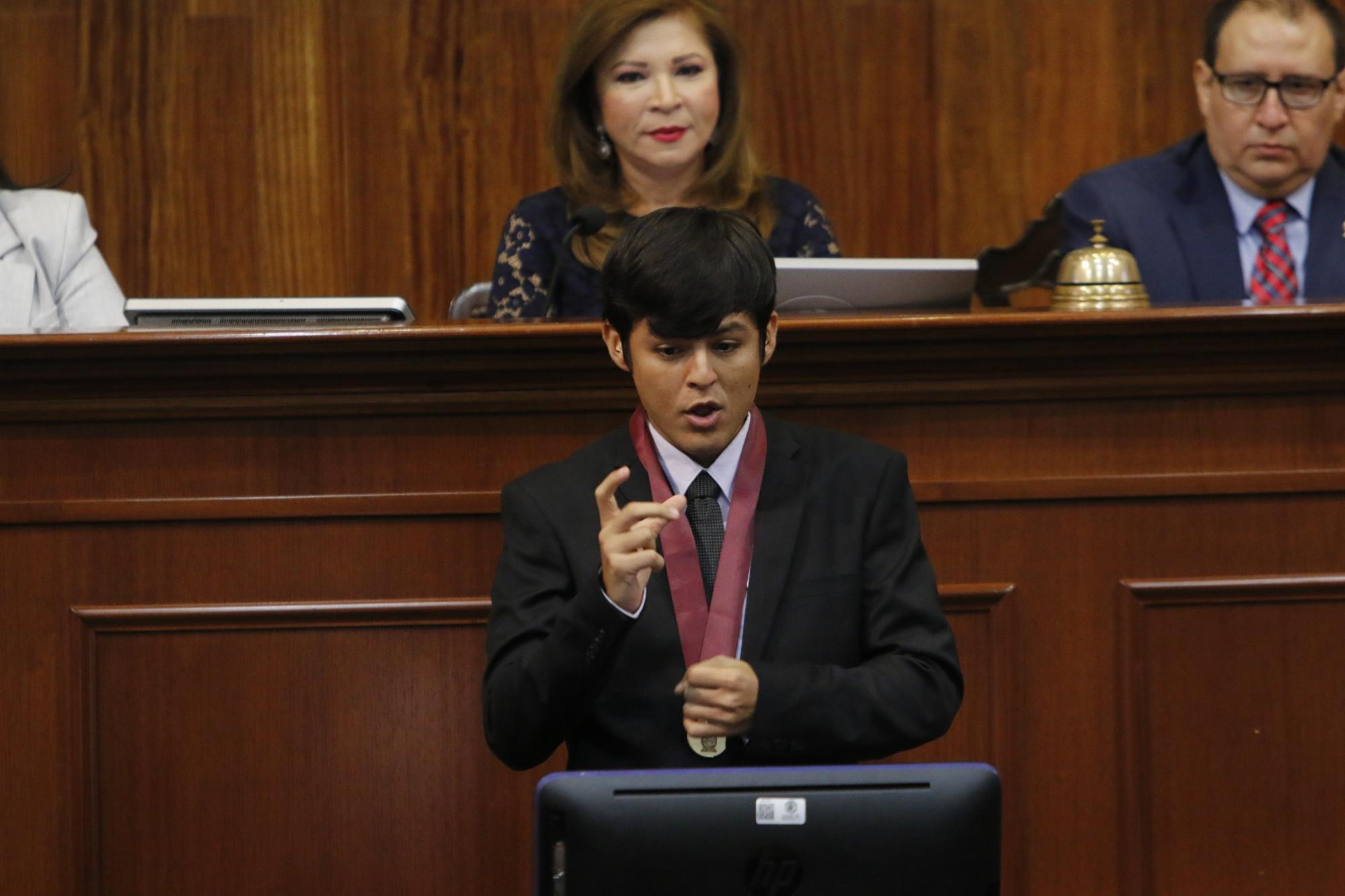 $!Francisco Ibarra Fong, Premio al Mérito Cívico y Social dio mensaje, en lenguaje de señas, a nombre de los ganadores.