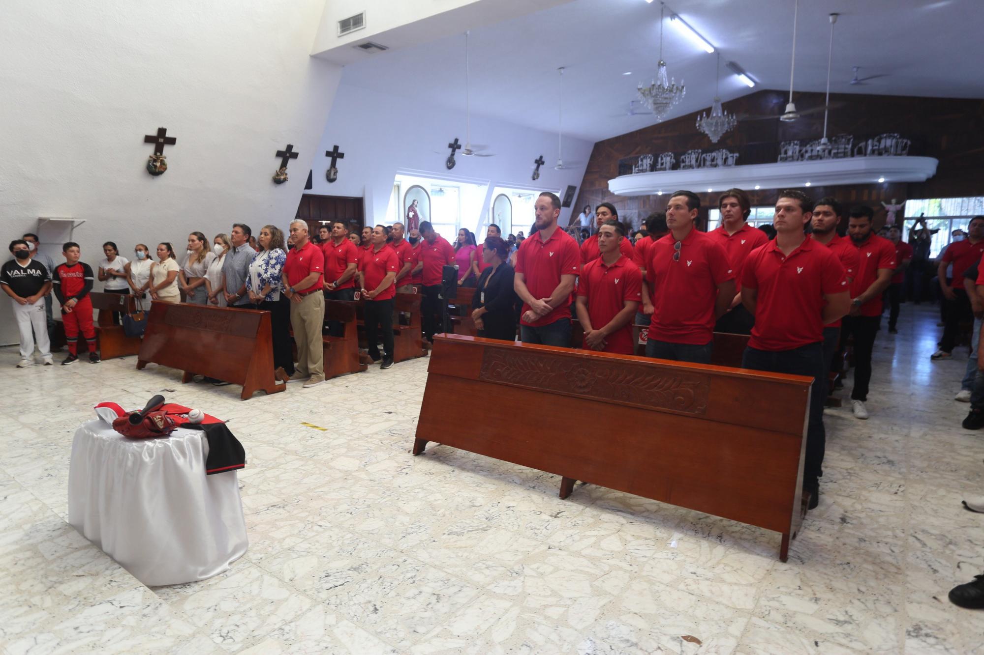 $!La casaca, un bat, una pelota y una manilla estuvieron al frente del altar.